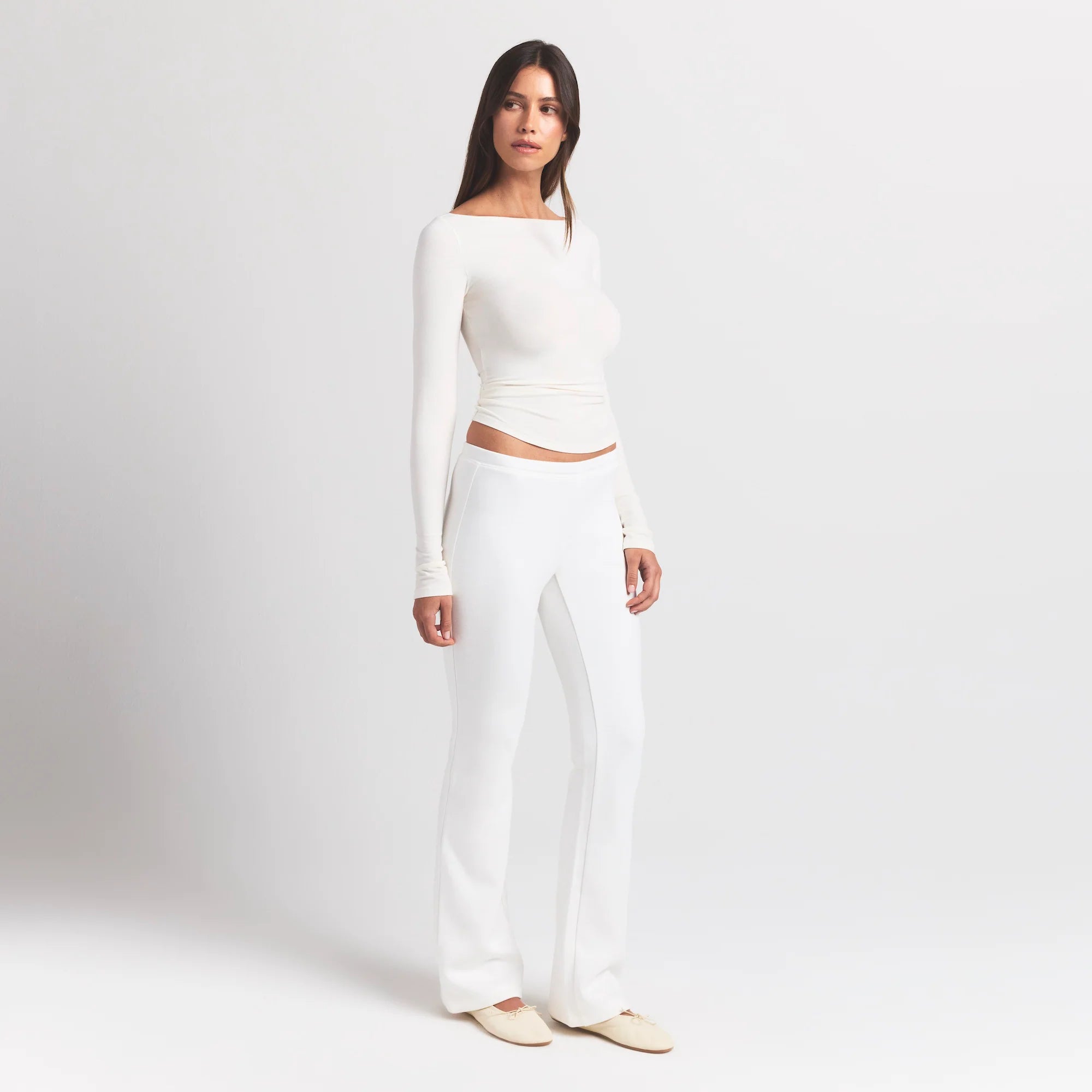 COTTON JERSEY LONG SLEEVE BOATNECK TOP | MARBLE ON A MODEL SIDE VIEW S | FOCUS: 0.0, 1.0, 0.9