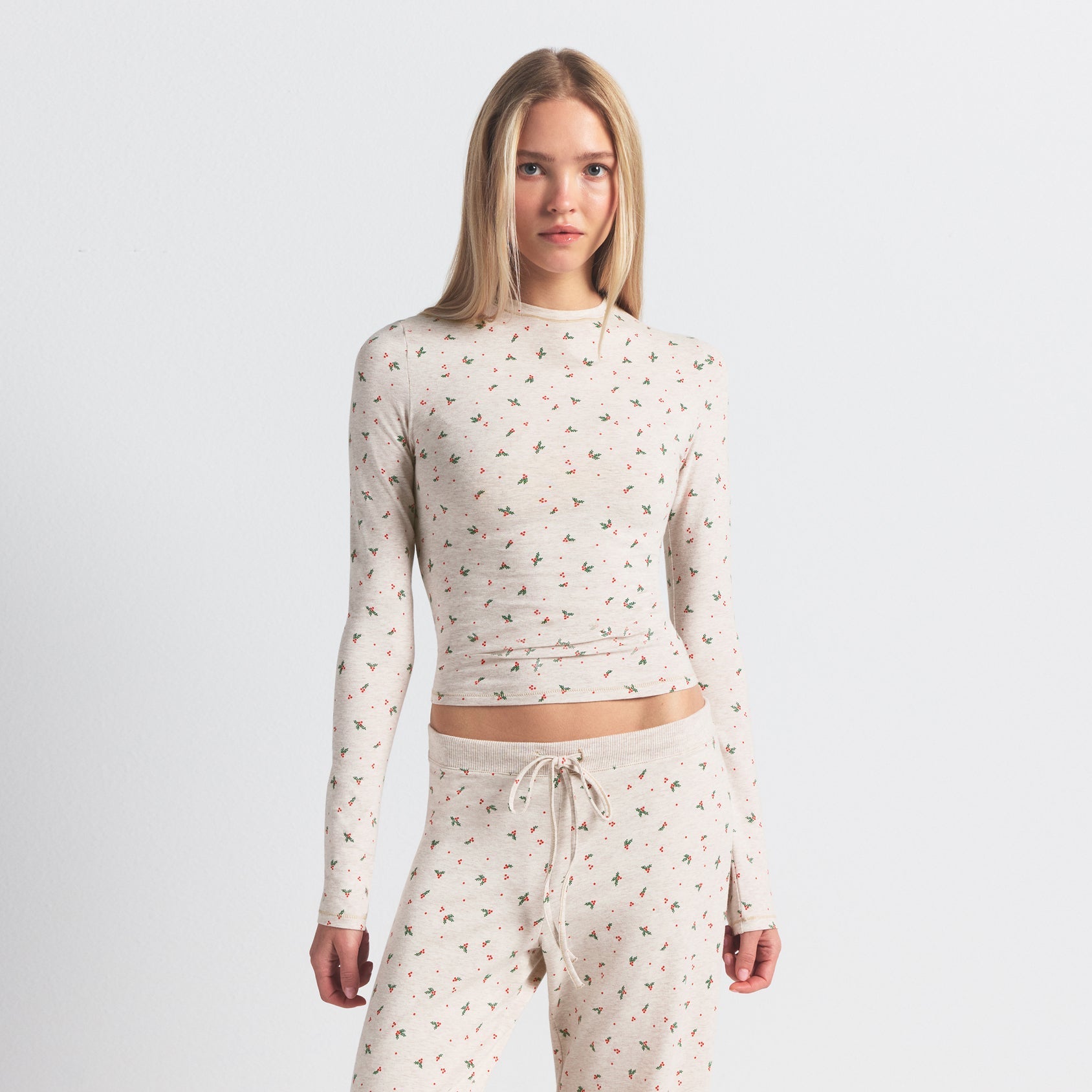 COTTON JERSEY LONG SLEEVE T-SHIRT | OATMEAL HEATHER HOLLY PRINT ON A MODEL SIDE VIEW @ | FOCUS: 0.0, 1.0, 0.9