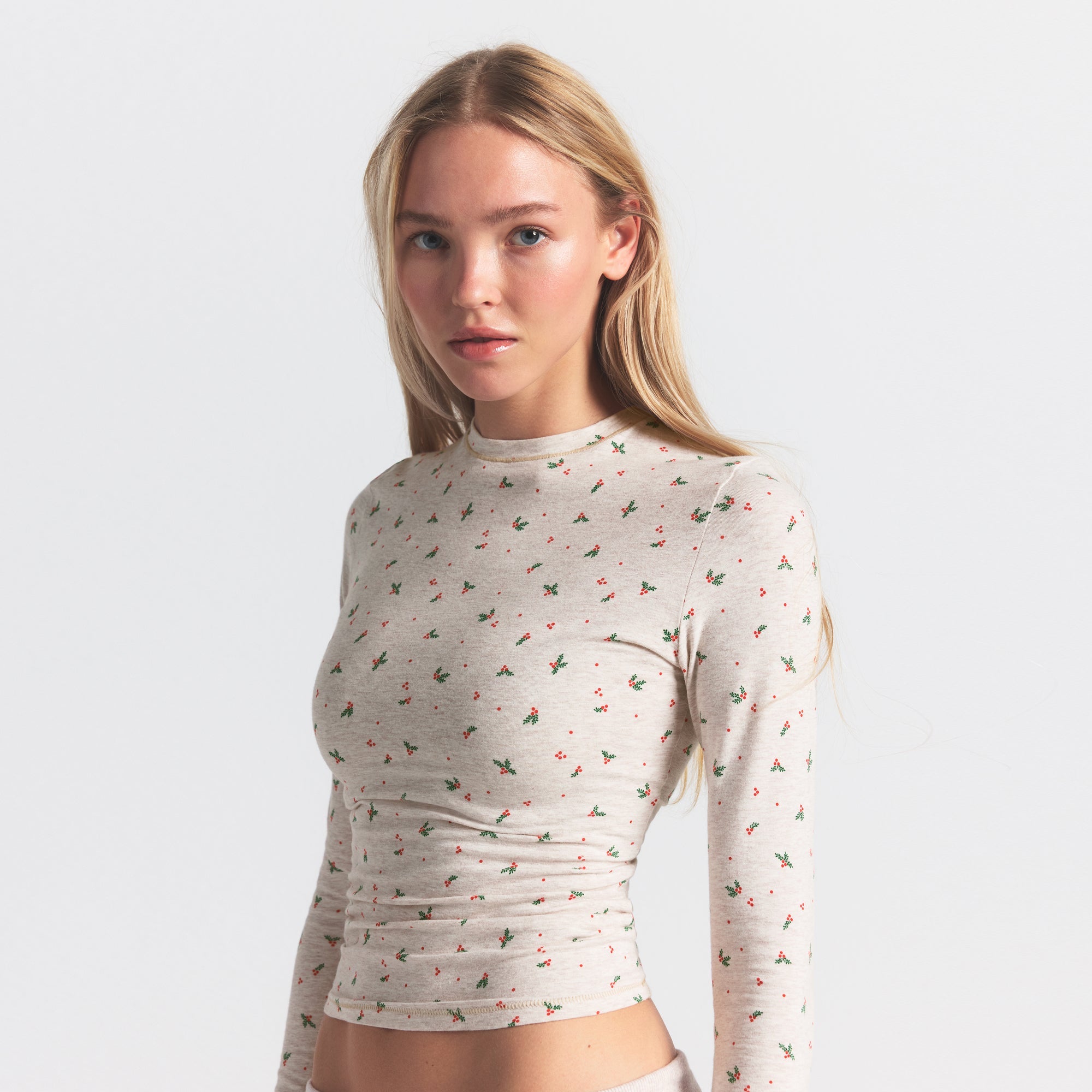COTTON JERSEY LONG SLEEVE T-SHIRT | OATMEAL HEATHER HOLLY PRINT ON A MODEL SIDE VIEW @ | FOCUS: 0.0, 1.0, 0.9
