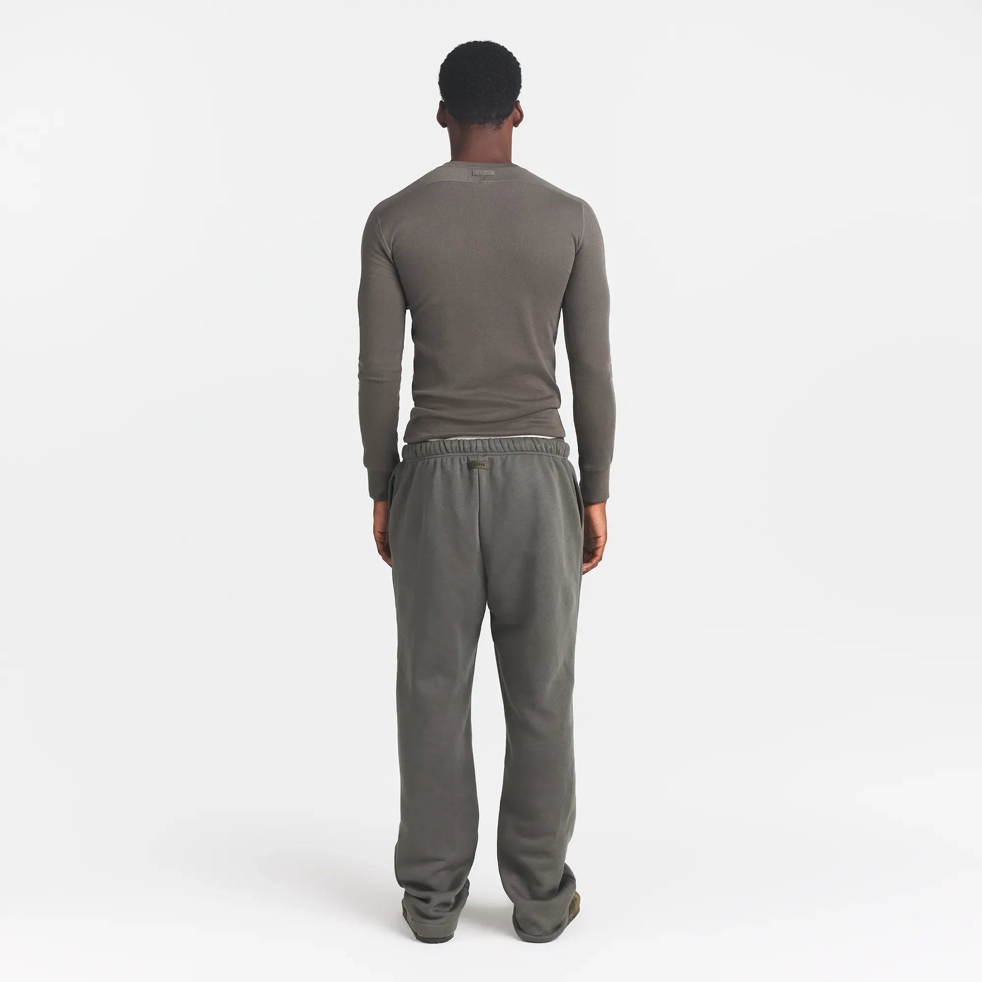 SKIMS COTTON RIB MENS HENLEY | JUNGLE ON A MODEL BACK VIEW @ | FOCUS: 0.0, 1.0, 0.9