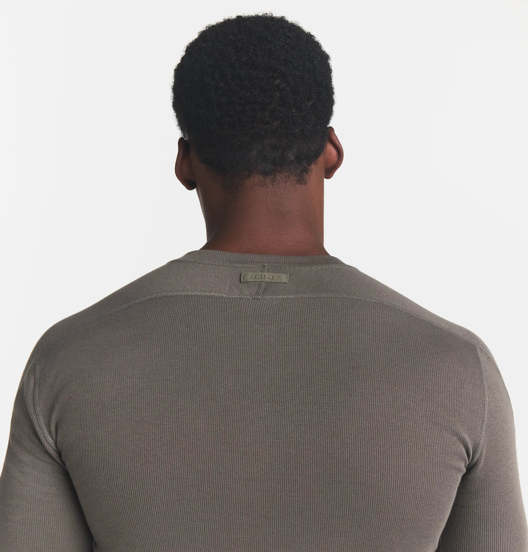 SKIMS COTTON RIB MENS HENLEY | JUNGLE ON A MODEL BACK VIEW @ | FOCUS: 0.0, 1.0, 0.9