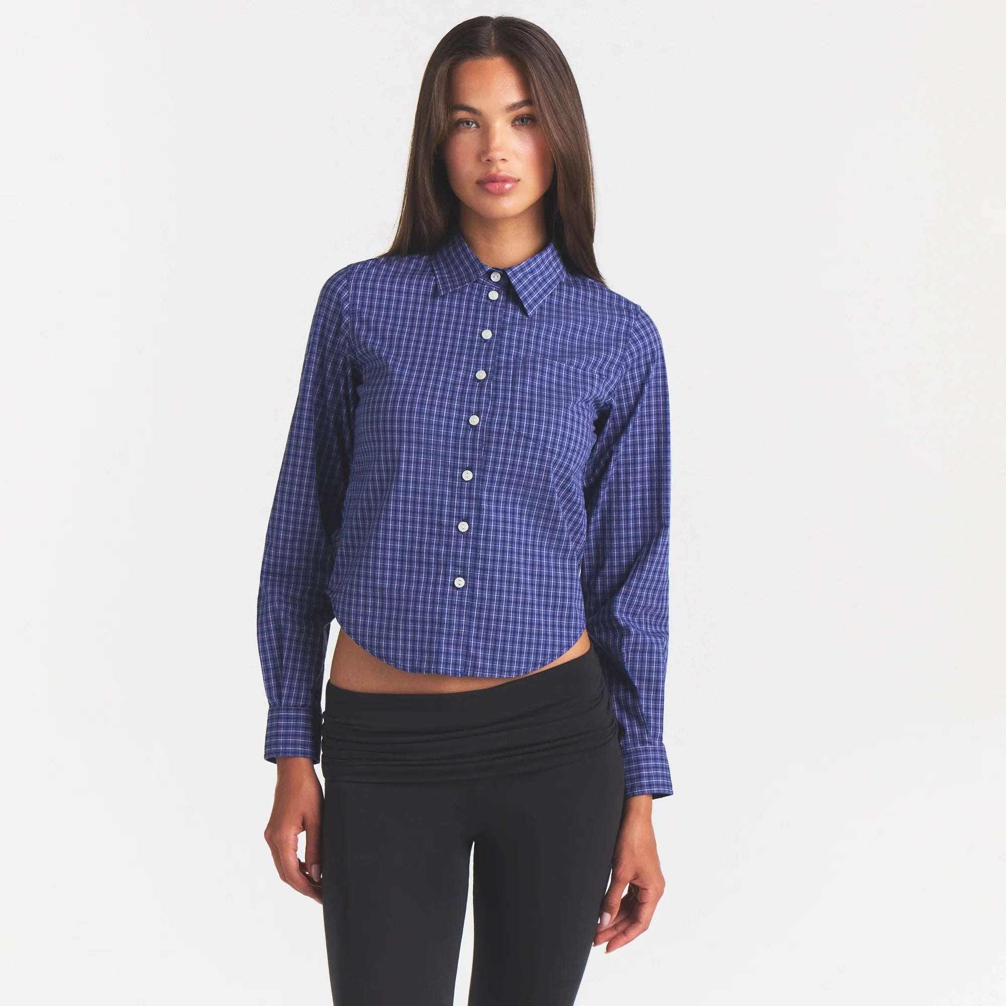 COTTON POPLIN SHRUNKEN BUTTON UP SHIRT | NAVY CHECK ON A MODEL | FOCUS: 0.0, 1.0, 0.9