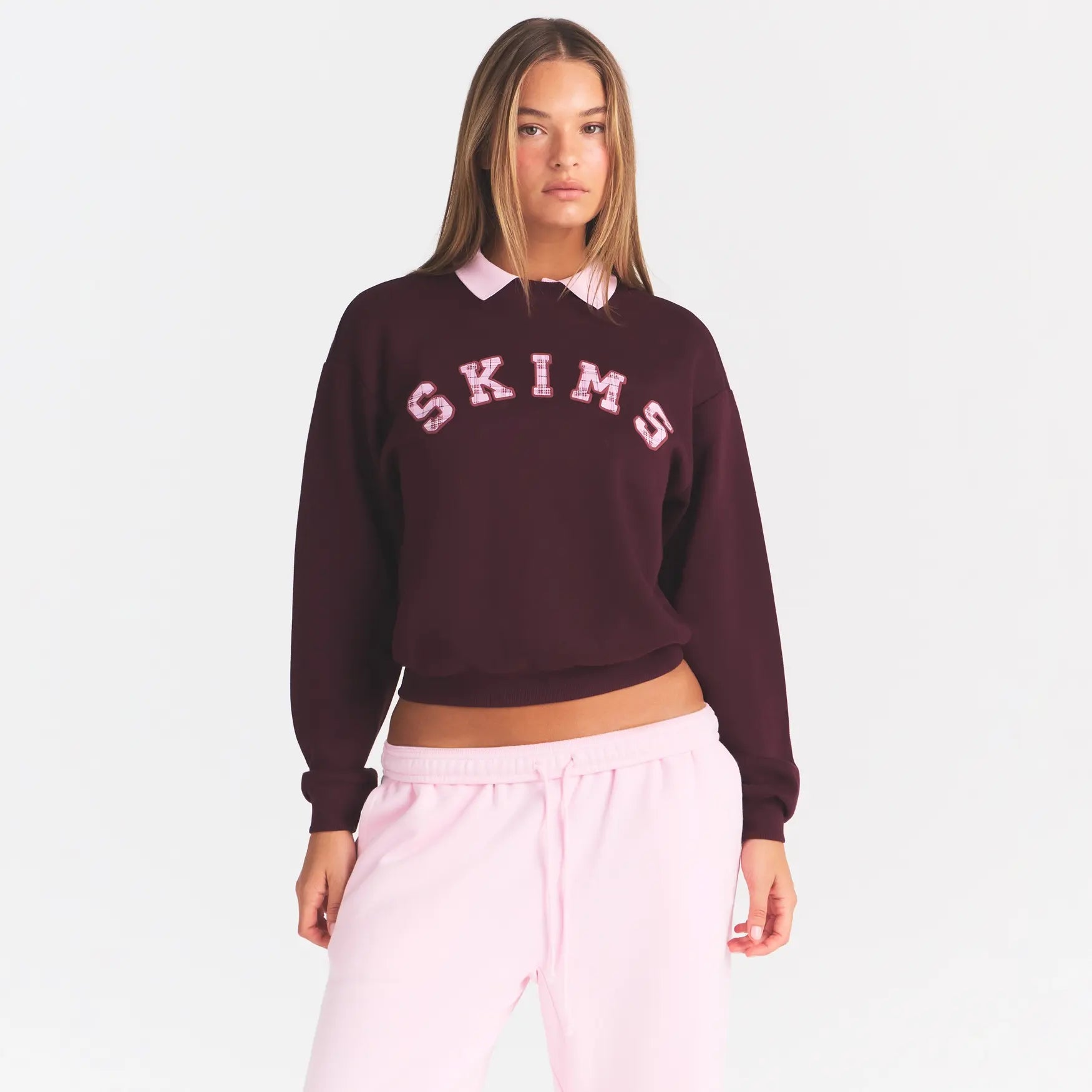 COTTON FLEECE CLASSIC CREWNECK | CURRANT ARCHED SKIMS PLAID ON A MODEL | FOCUS: 0.0, 1.0, 0.9