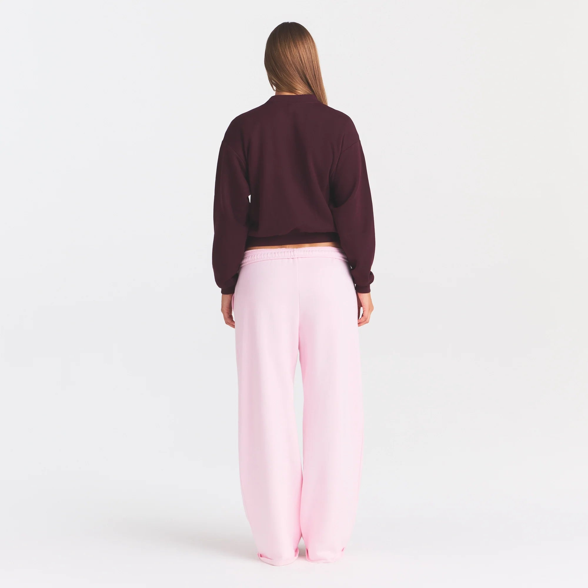 COTTON FLEECE CLASSIC CREWNECK | CURRANT ARCHED SKIMS PLAID ON A MODEL | FOCUS: 0.0, 1.0, 0.9
