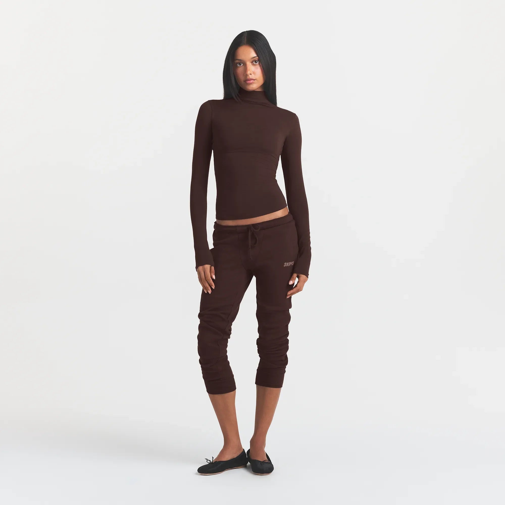 COTTON JERSEY TURTLENECK LONG SLEEVE | ESPRESSO ON A MODEL FRONT VIEW @ | FOCUS: 0.0, 1.0, 0.9