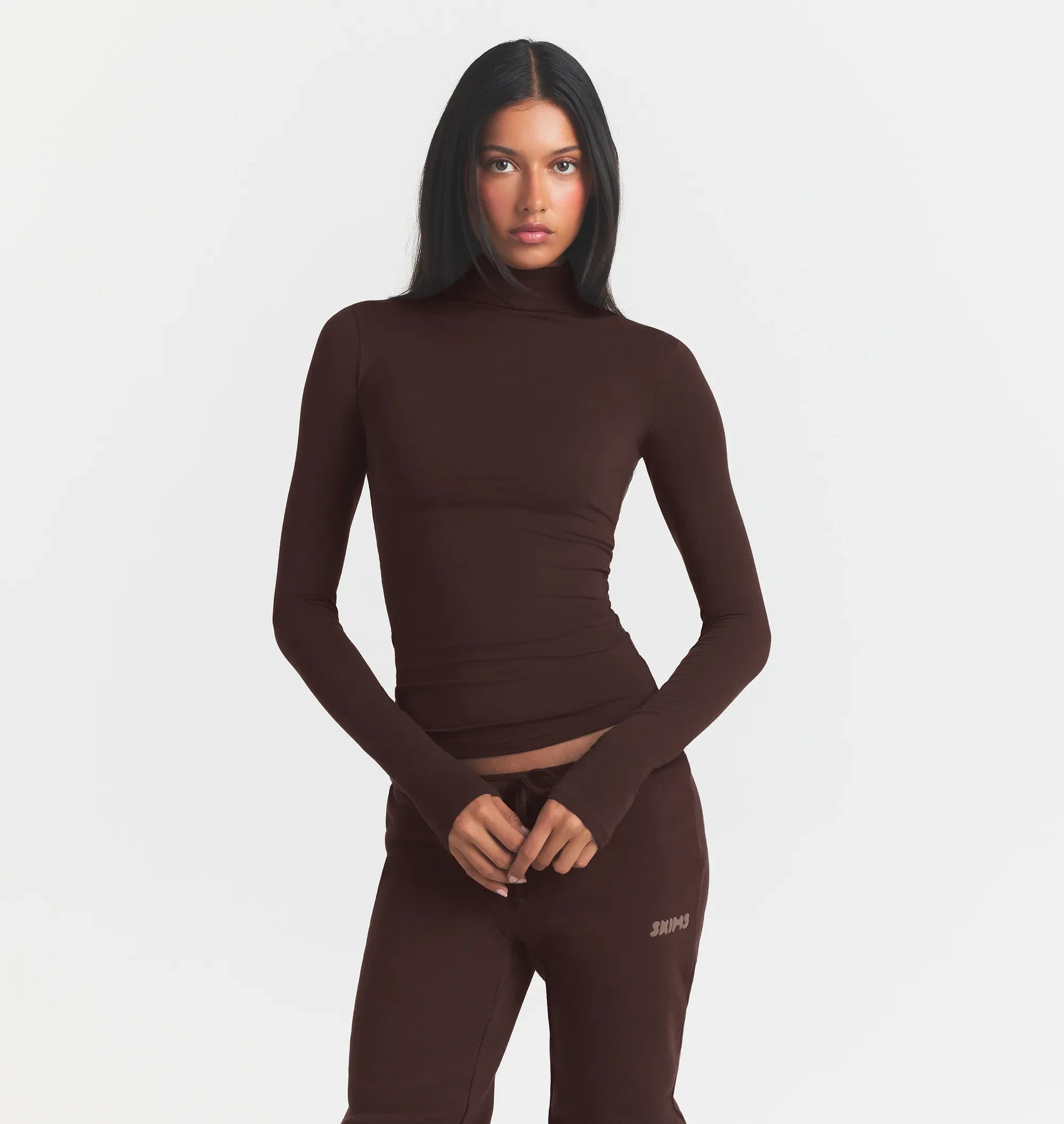 COTTON JERSEY TURTLENECK LONG SLEEVE | ESPRESSO ON A MODEL FRONT VIEW @ | FOCUS: 0.0, 1.0, 0.9