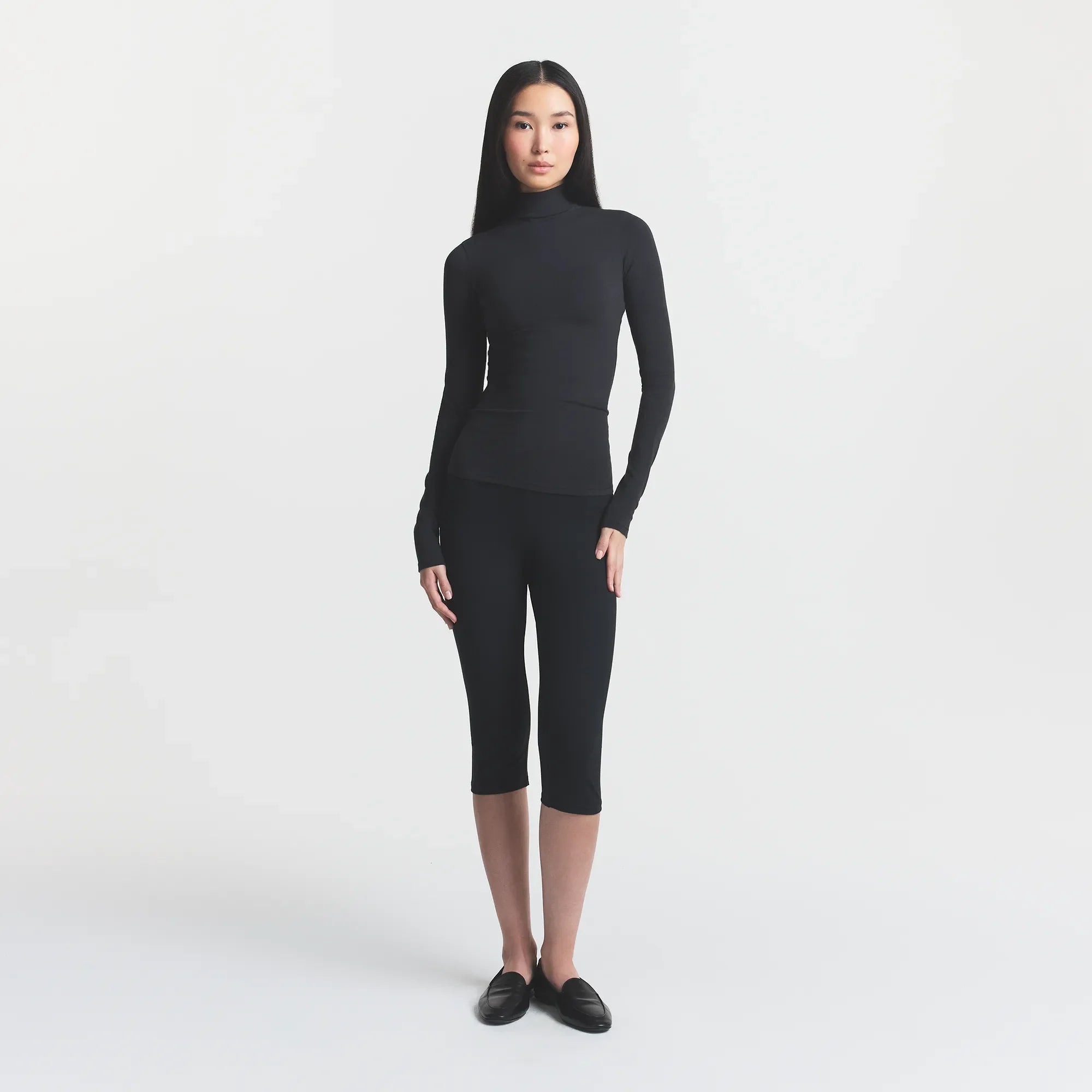 COTTON JERSEY TURTLENECK LONG SLEEVE | SOOT ON A MODEL FRONT VIEW @ | FOCUS: 0.0, 1.0, 0.9