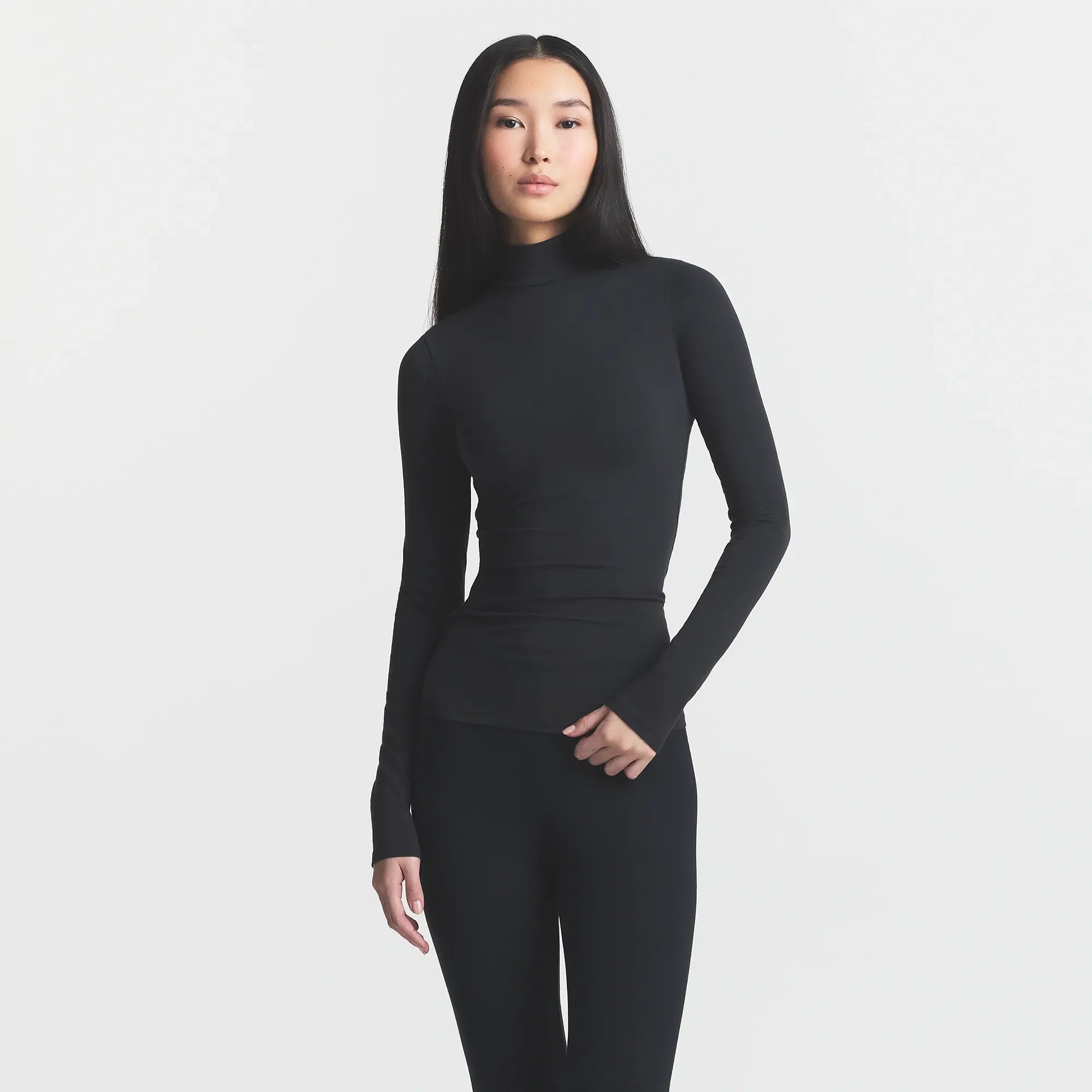 COTTON JERSEY TURTLENECK LONG SLEEVE | SOOT ON A MODEL FRONT VIEW @ | FOCUS: 0.0, 1.0, 0.9