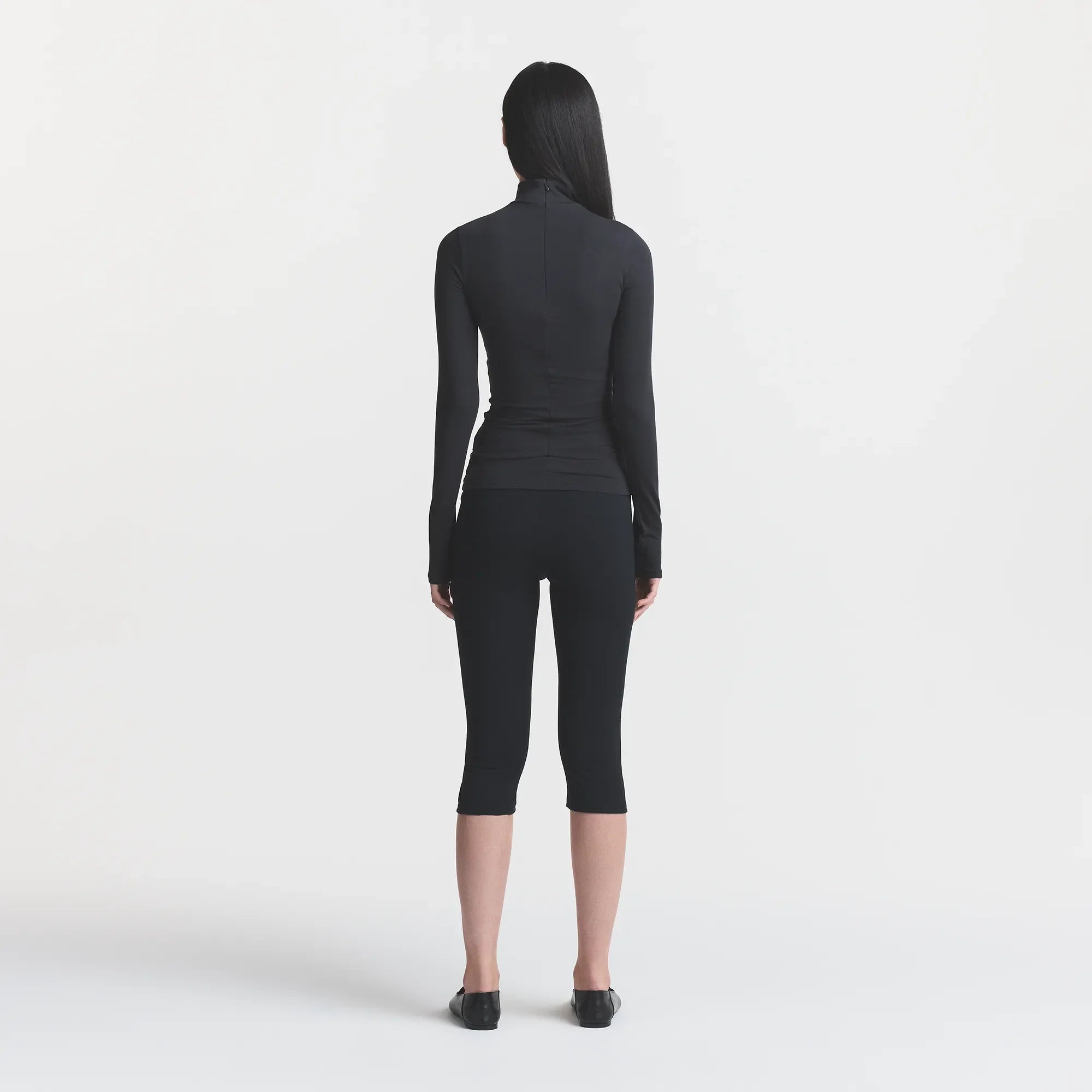 COTTON JERSEY TURTLENECK LONG SLEEVE | SOOT ON A MODEL BACK VIEW @ | FOCUS: 0.0, 1.0, 0.9