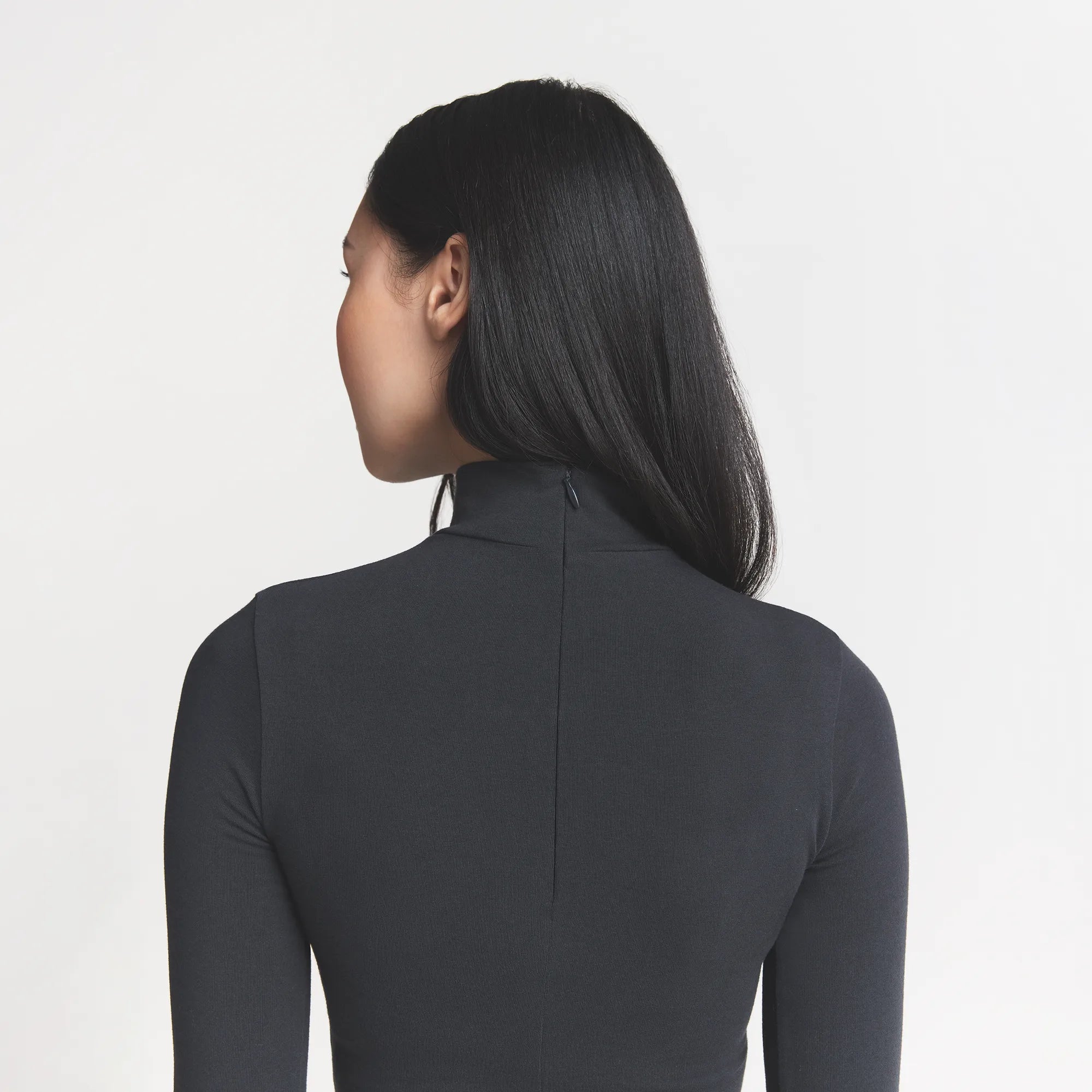 COTTON JERSEY TURTLENECK LONG SLEEVE | SOOT ON A MODEL BACK VIEW @ | FOCUS: 0.0, 1.0, 0.9