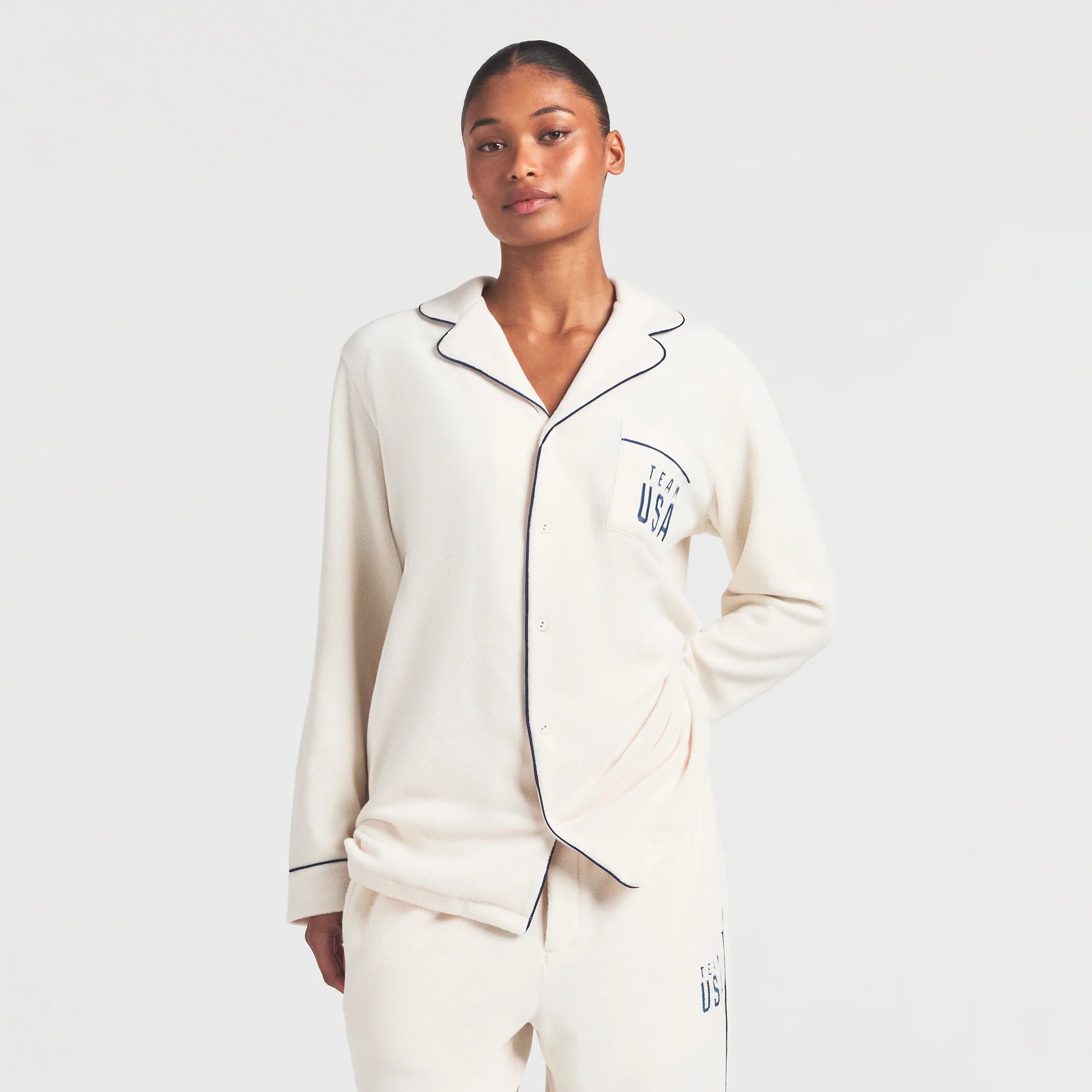 SKIMS FOR TEAM USA UNISEX FLEECE OLYMPIC OVERSIZED SLEEP TOP | ECRU ON A MODEL SIDE VIEW @ | FOCUS: 0.0, 1.0, 0.9