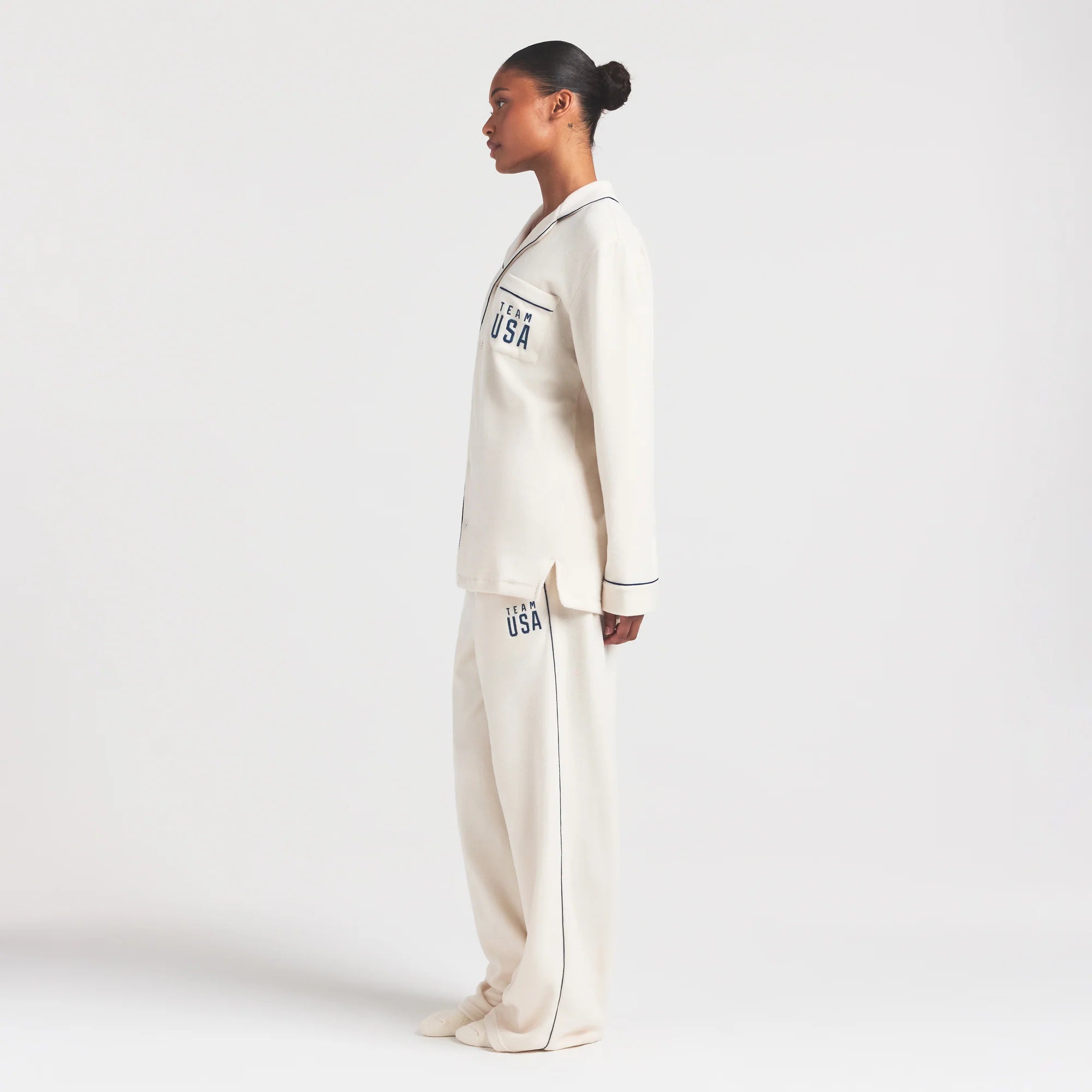 SKIMS FOR TEAM USA UNISEX FLEECE OLYMPIC OVERSIZED SLEEP TOP | ECRU ON A MODEL FRONT VIEW @ | FOCUS: 0.0, 1.0, 0.9