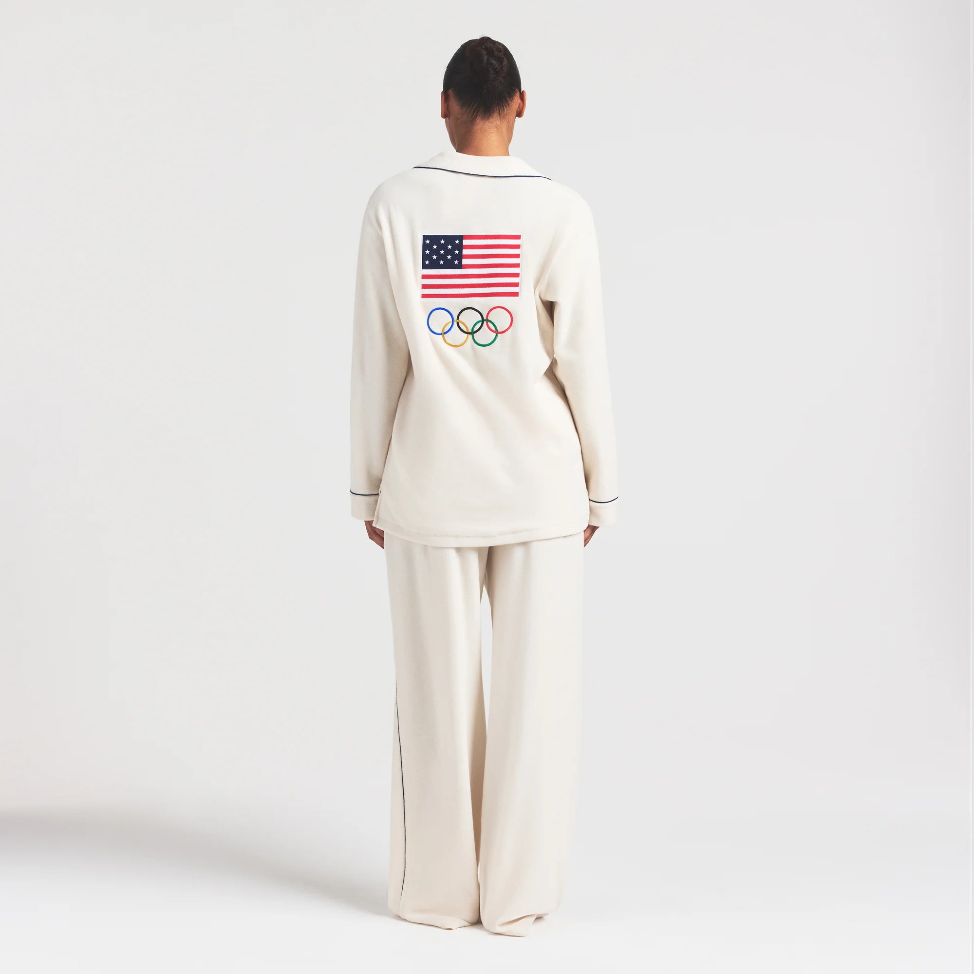 SKIMS FOR TEAM USA UNISEX FLEECE OLYMPIC OVERSIZED SLEEP TOP | ECRU ON A MODEL FRONT VIEW @ | FOCUS: 0.0, 1.0, 0.9