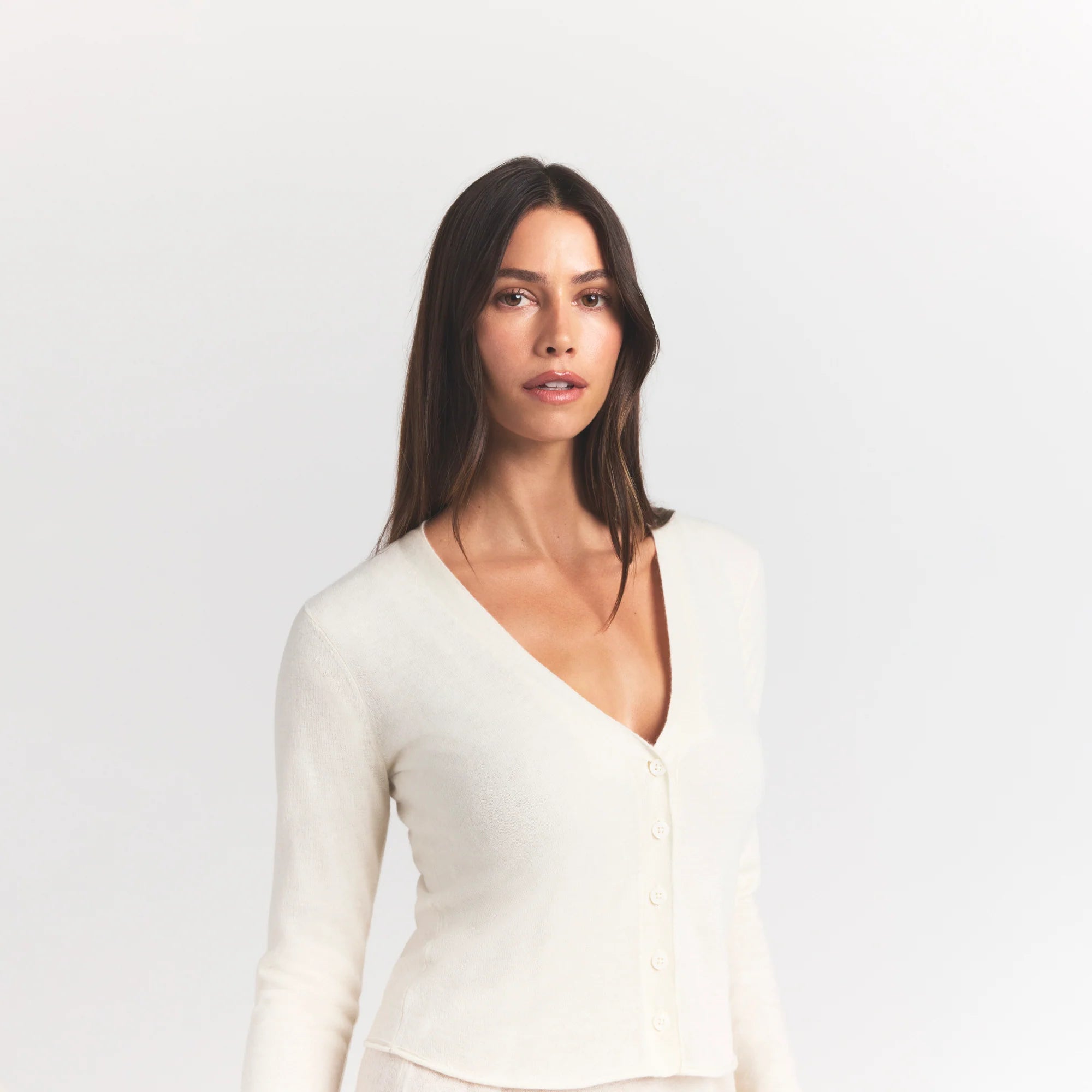FEATHERWEIGHT CASHMERE CARDIGAN | EGRET ON A MODEL SIDE VIEW S | FOCUS: 0.0, 1.0, 0.9