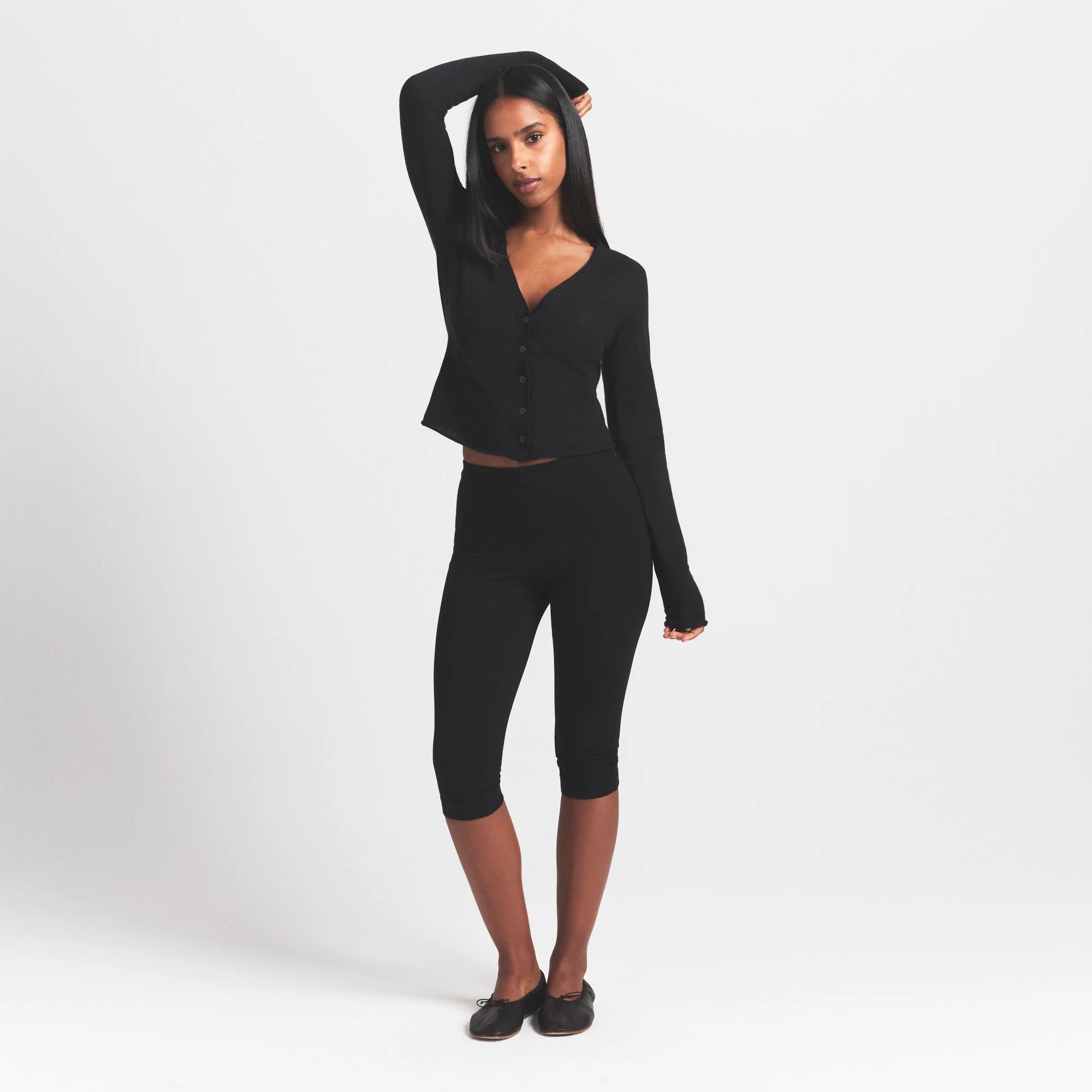 FEATHERWEIGHT CASHMERE CARDIGAN | ONYX ON A MODEL FRONT VIEW S | FOCUS: 0.0, 1.0, 0.9
