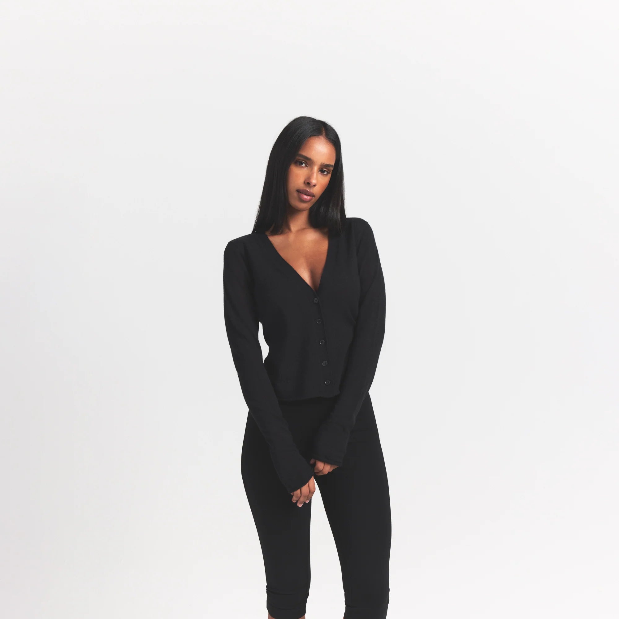 FEATHERWEIGHT CASHMERE CARDIGAN | ONYX ON A MODEL SIDE VIEW S | FOCUS: 0.0, 1.0, 0.9