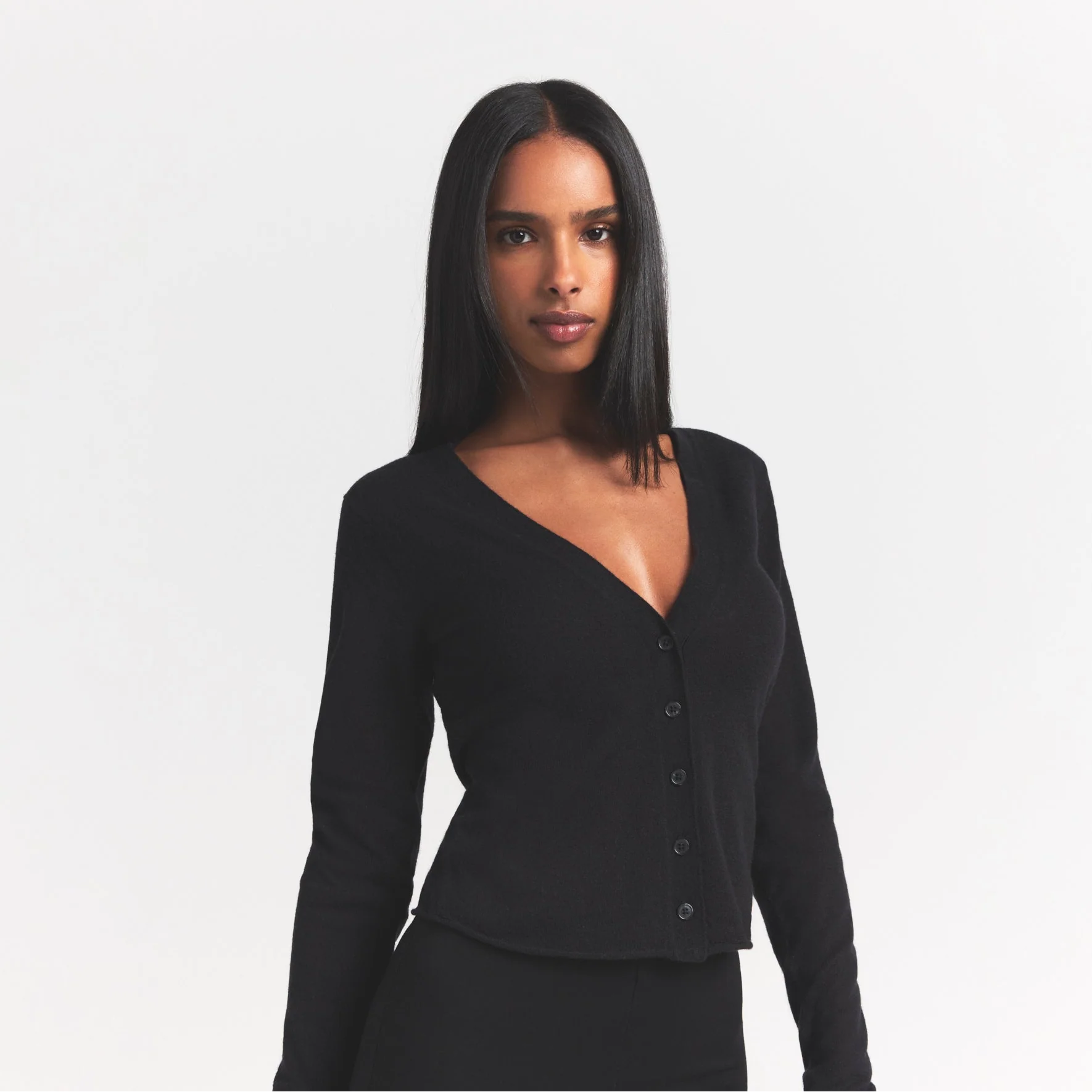 FEATHERWEIGHT CASHMERE CARDIGAN | ONYX ON A MODEL SIDE VIEW S | FOCUS: 0.0, 1.0, 0.9