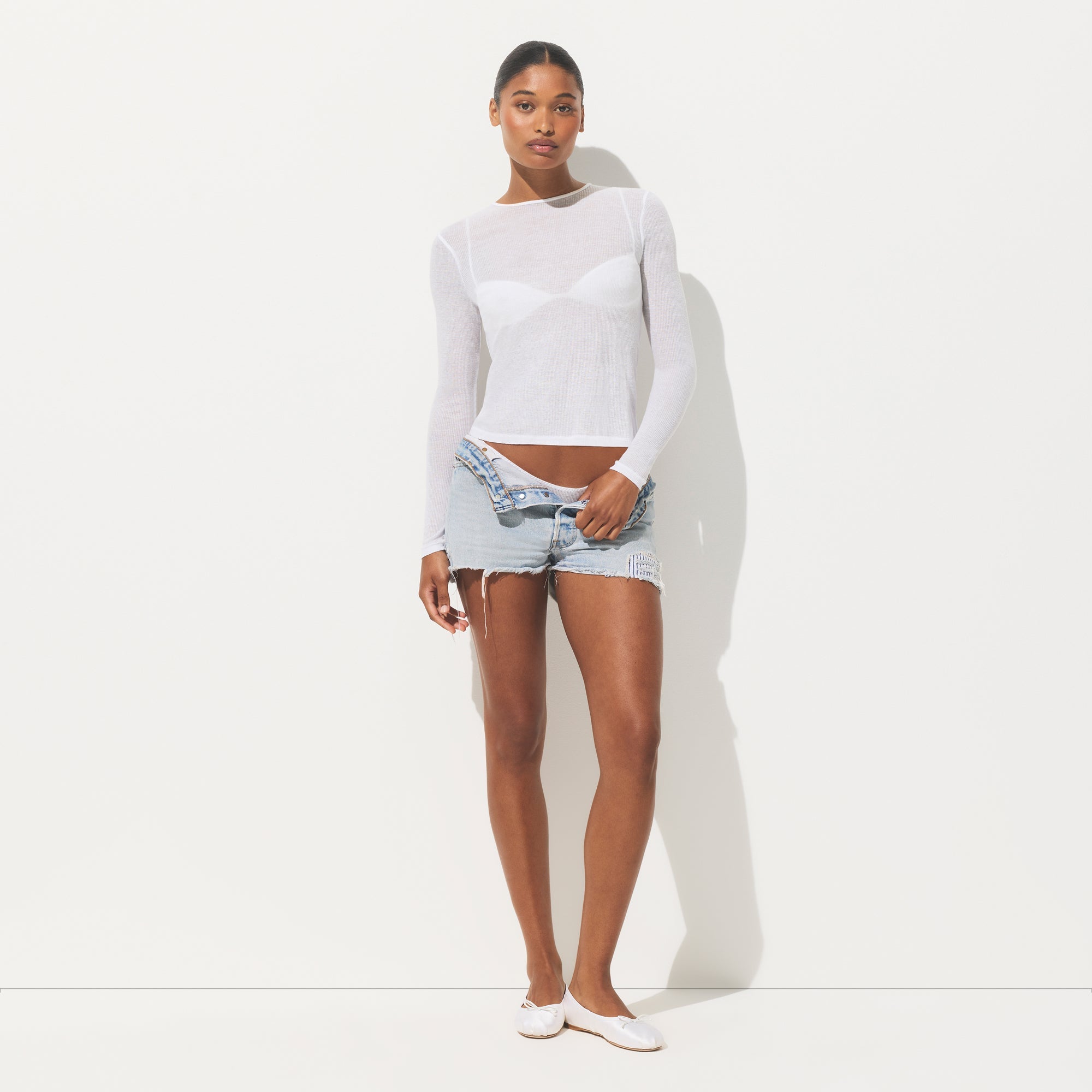 SHEER COTTON LONG SLEEVE T-SHIRT | SNOW ON A MODEL FRONT VIEW | FOCUS: 0.0, 1.0, 0.9