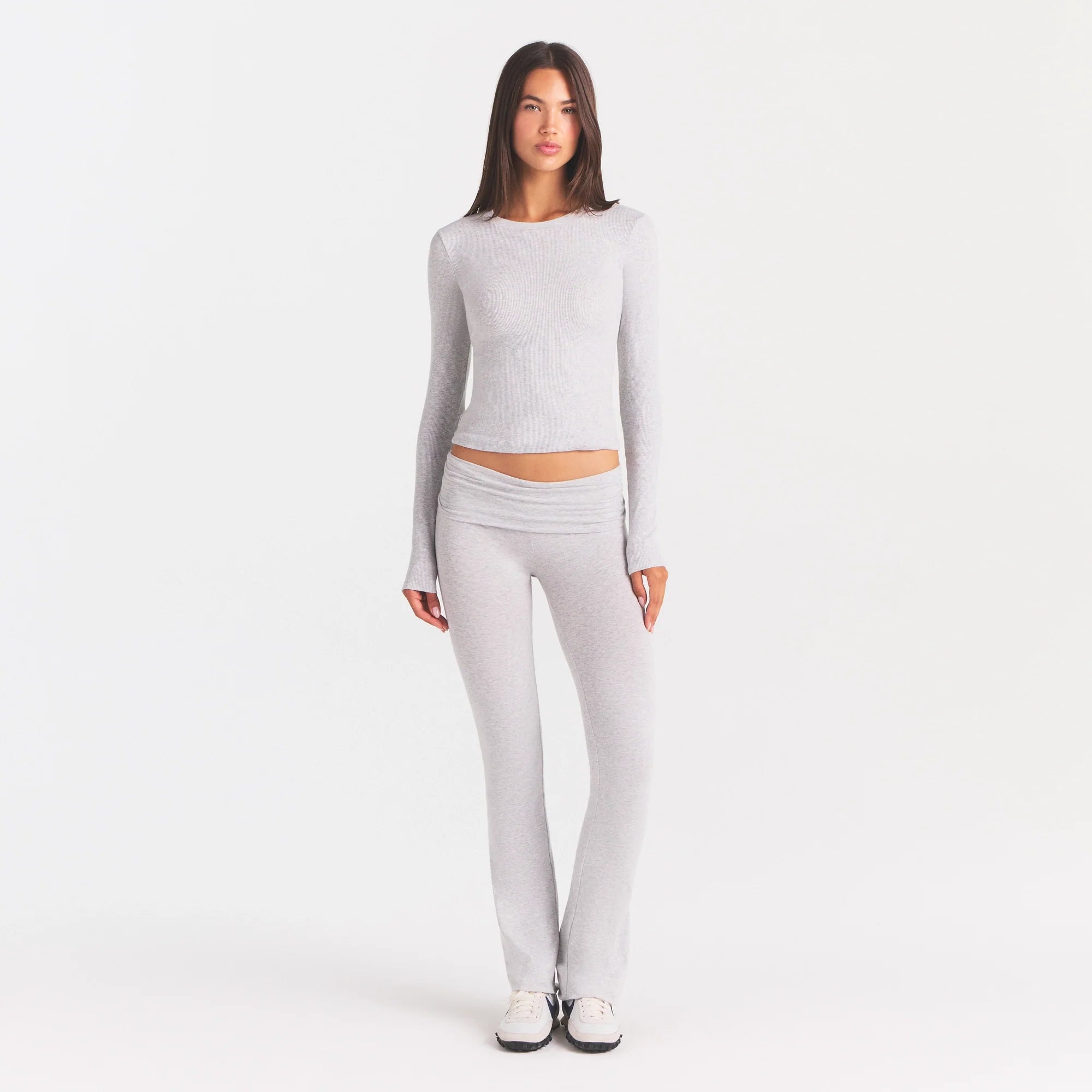 COTTON RIB LONG SLEEVE T-SHIRT | LIGHT HEATHER GREY ON A MODEL FRONT VIEW @ | FOCUS: 0.0, 1.0, 0.9