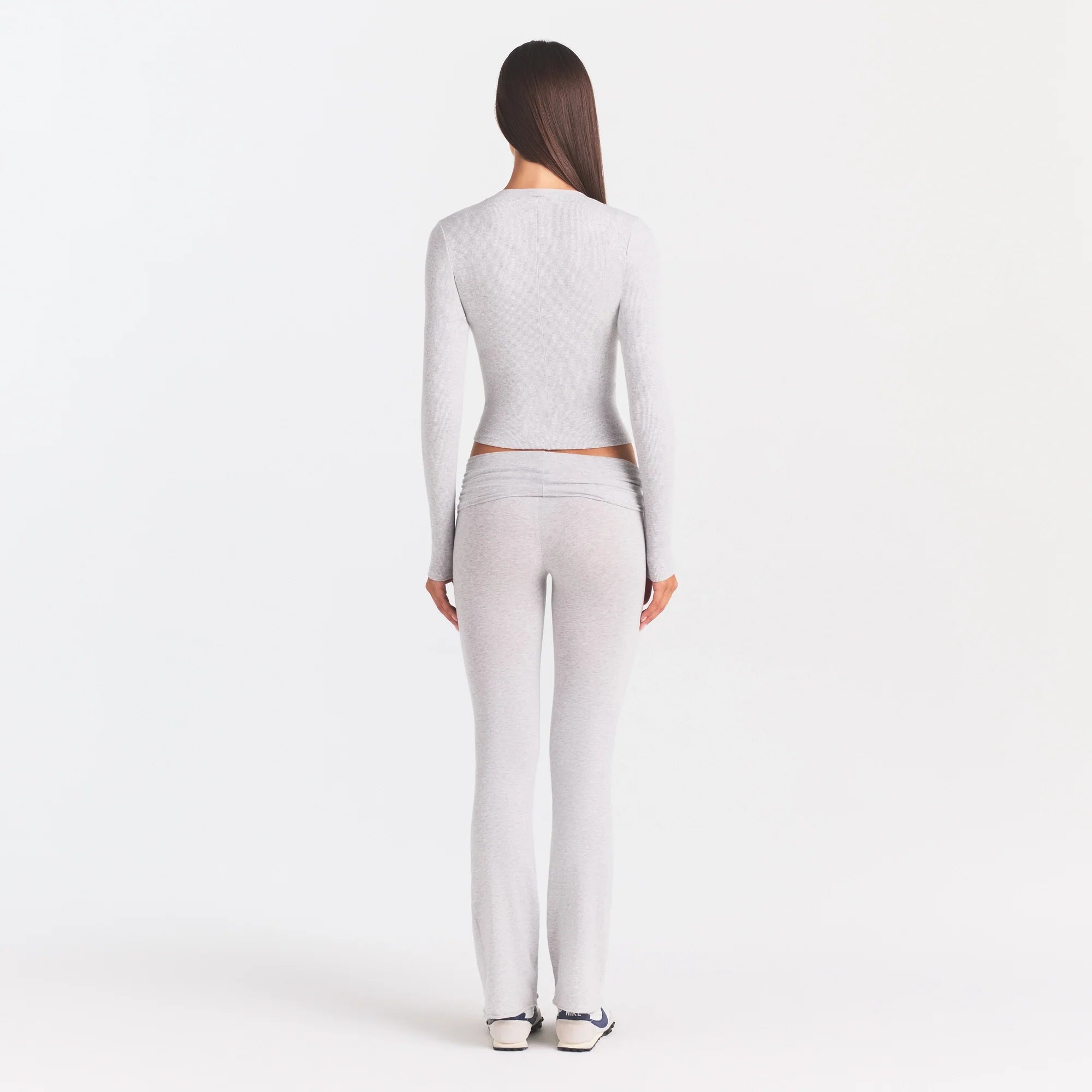 COTTON RIB LONG SLEEVE T-SHIRT | LIGHT HEATHER GREY ON A MODEL FRONT VIEW @ | FOCUS: 0.0, 1.0, 0.9