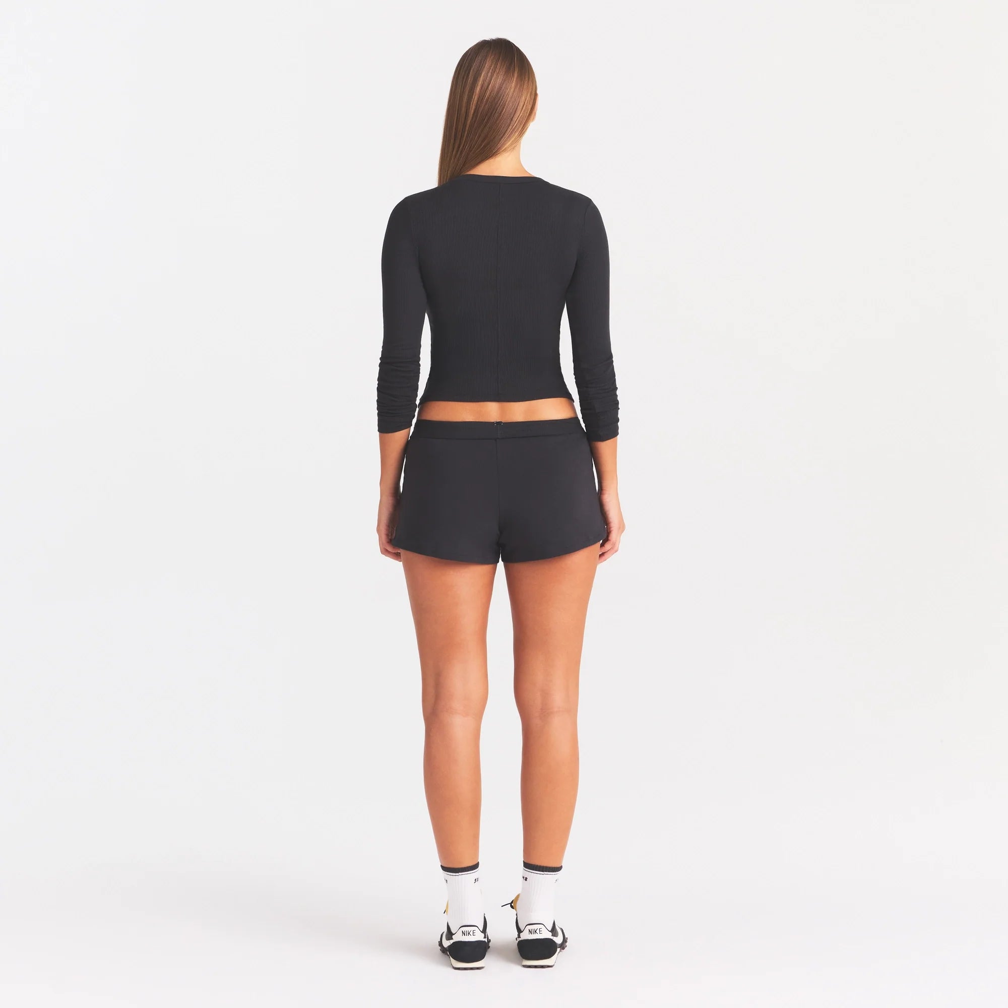 COTTON RIB LONG SLEEVE T-SHIRT | SOOT ON A MODEL FRONT VIEW @ | FOCUS: 0.0, 1.0, 0.9