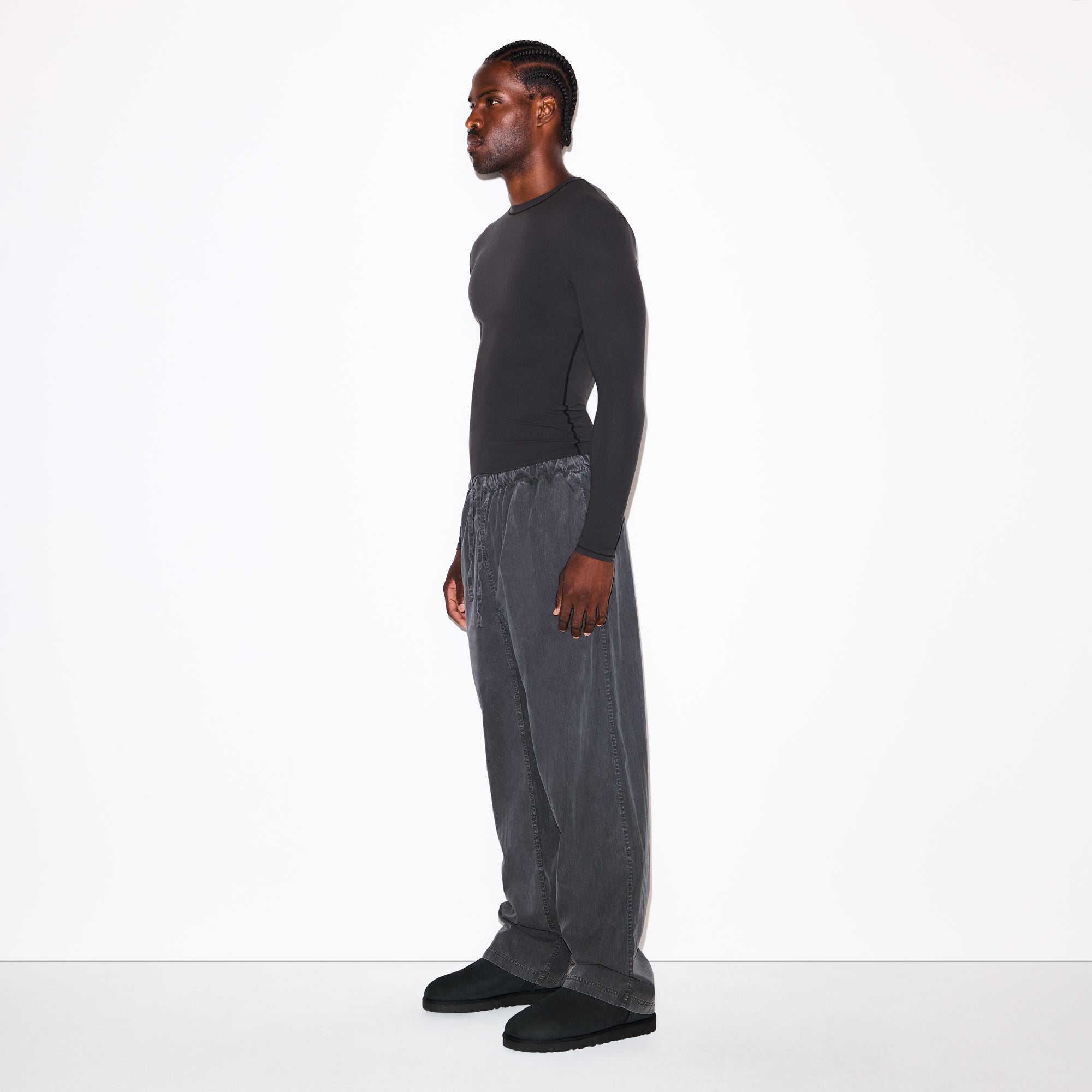 FITS EVERYBODY MENS SLIM LONG SLEEVE T-SHIRT | ONYX ON A MODEL FRONT VIEW @ | FOCUS: 0.0, 1.0, 0.9