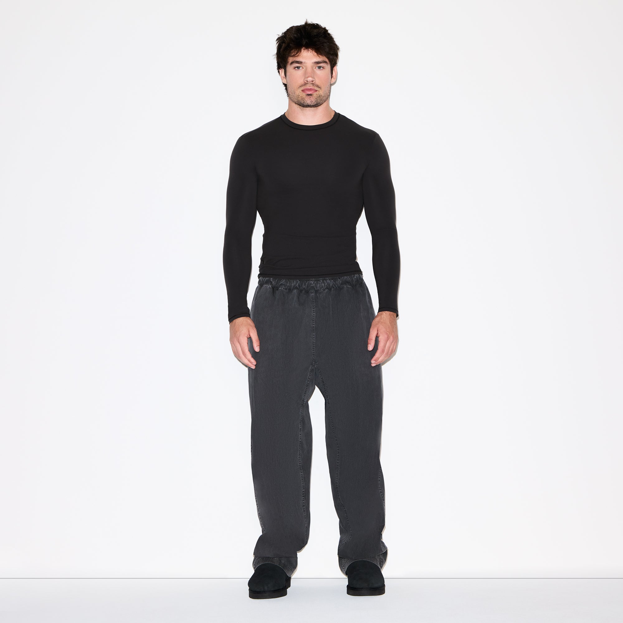 FITS EVERYBODY MENS SLIM LONG SLEEVE T-SHIRT | ONYX ON A MODEL FRONT VIEW @ | FOCUS: 0.0, 1.0, 0.9