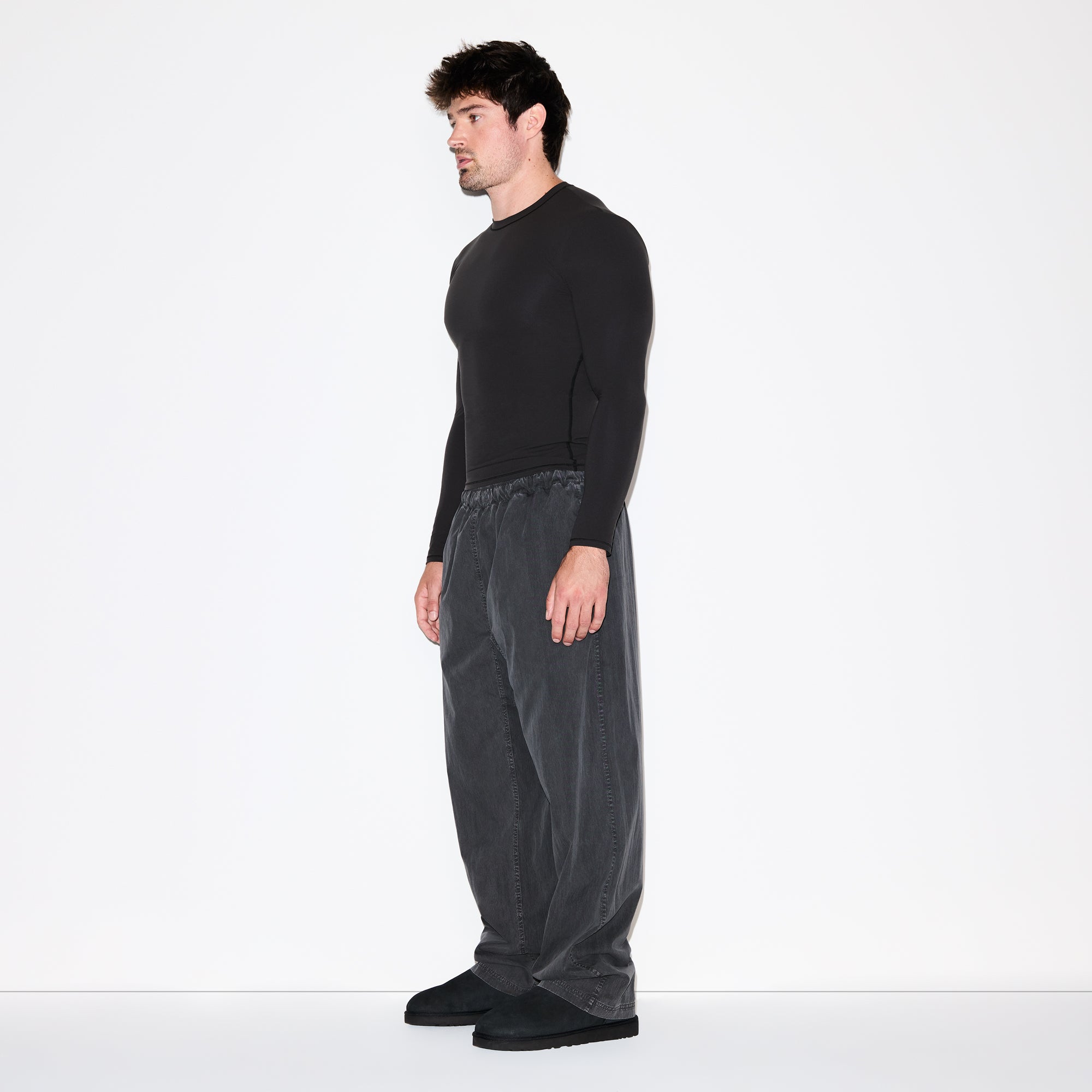 FITS EVERYBODY MENS SLIM LONG SLEEVE T-SHIRT | ONYX ON A MODEL FRONT VIEW @ | FOCUS: 0.0, 1.0, 0.9