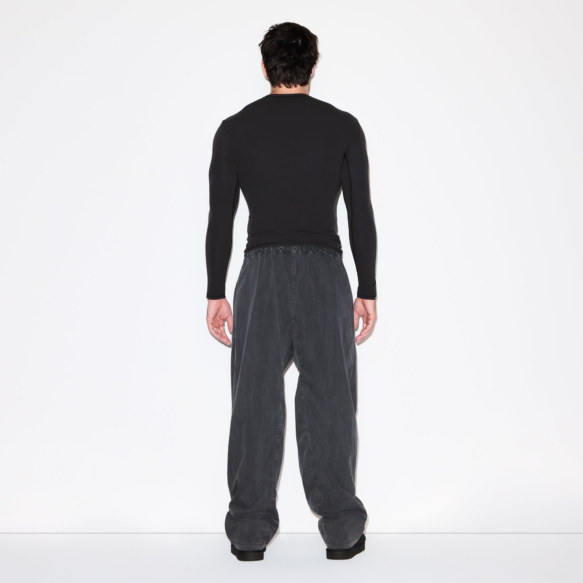 FITS EVERYBODY MENS SLIM LONG SLEEVE T-SHIRT | ONYX ON A MODEL FRONT VIEW @ | FOCUS: 0.0, 1.0, 0.9