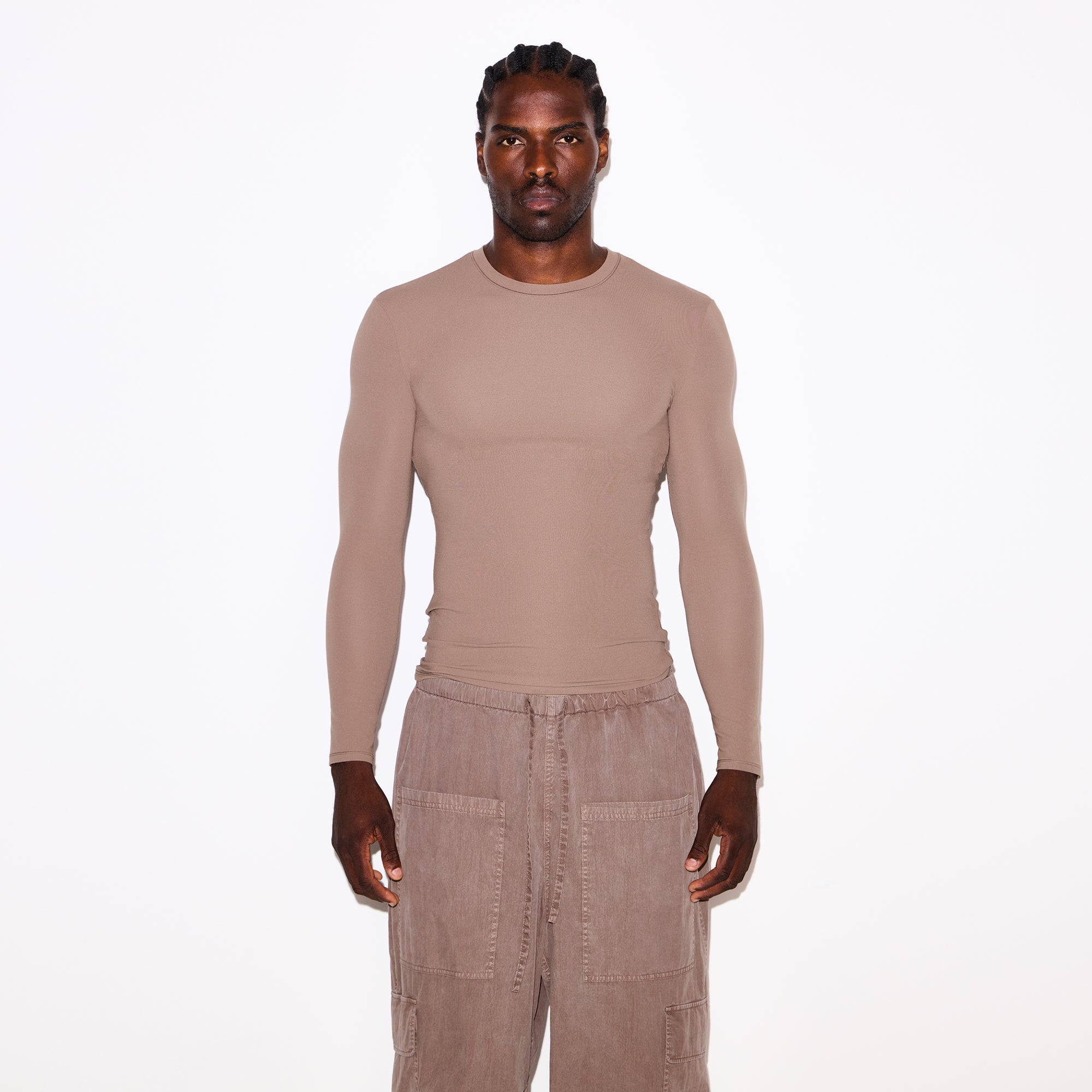 FITS EVERYBODY MENS SLIM LONG SLEEVE T-SHIRT | UMBER ON A MODEL SIDE VIEW @ | FOCUS: 0.0, 1.0, 0.9
