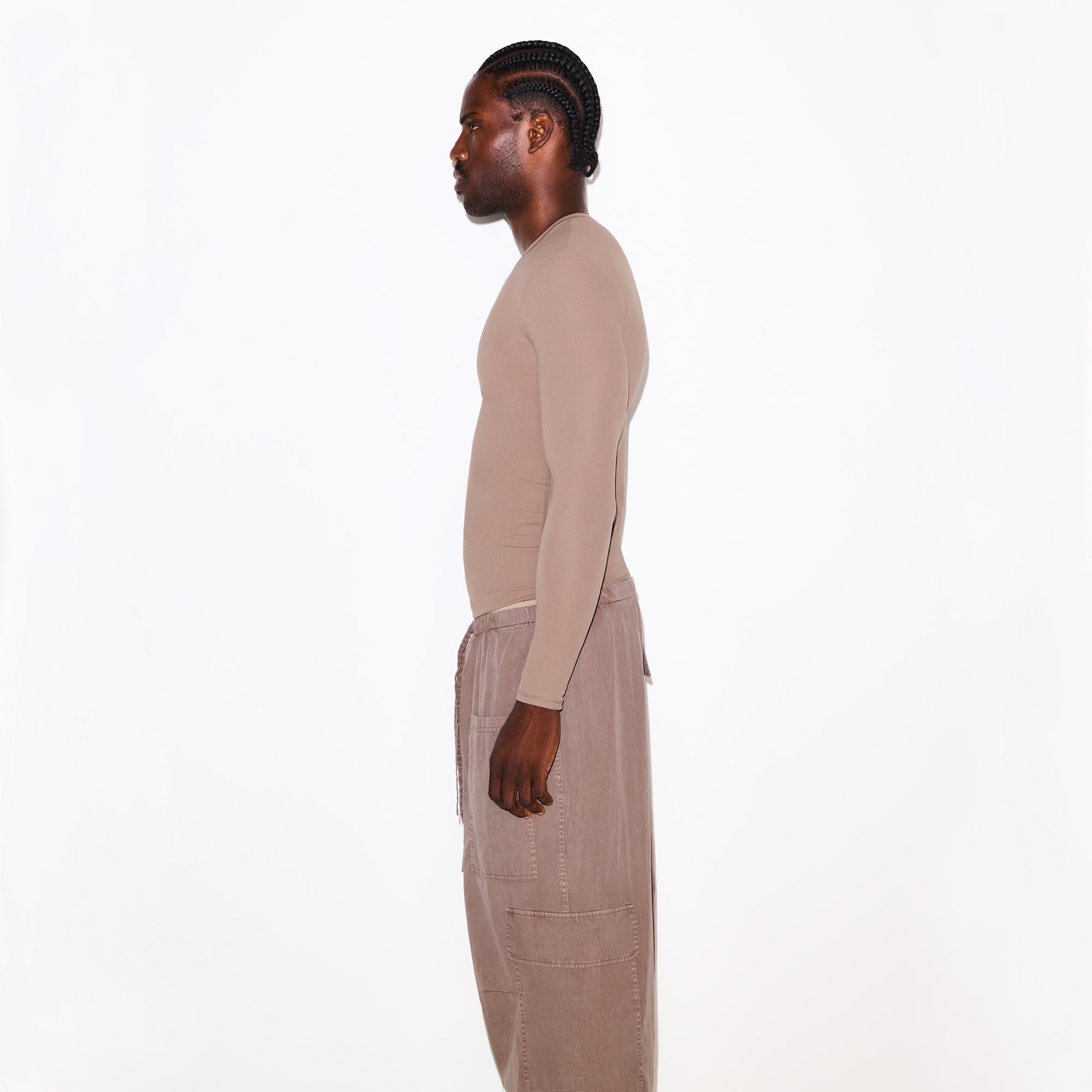 FITS EVERYBODY MENS SLIM LONG SLEEVE T-SHIRT | UMBER ON A MODEL SIDE VIEW @ | FOCUS: 0.0, 1.0, 0.9