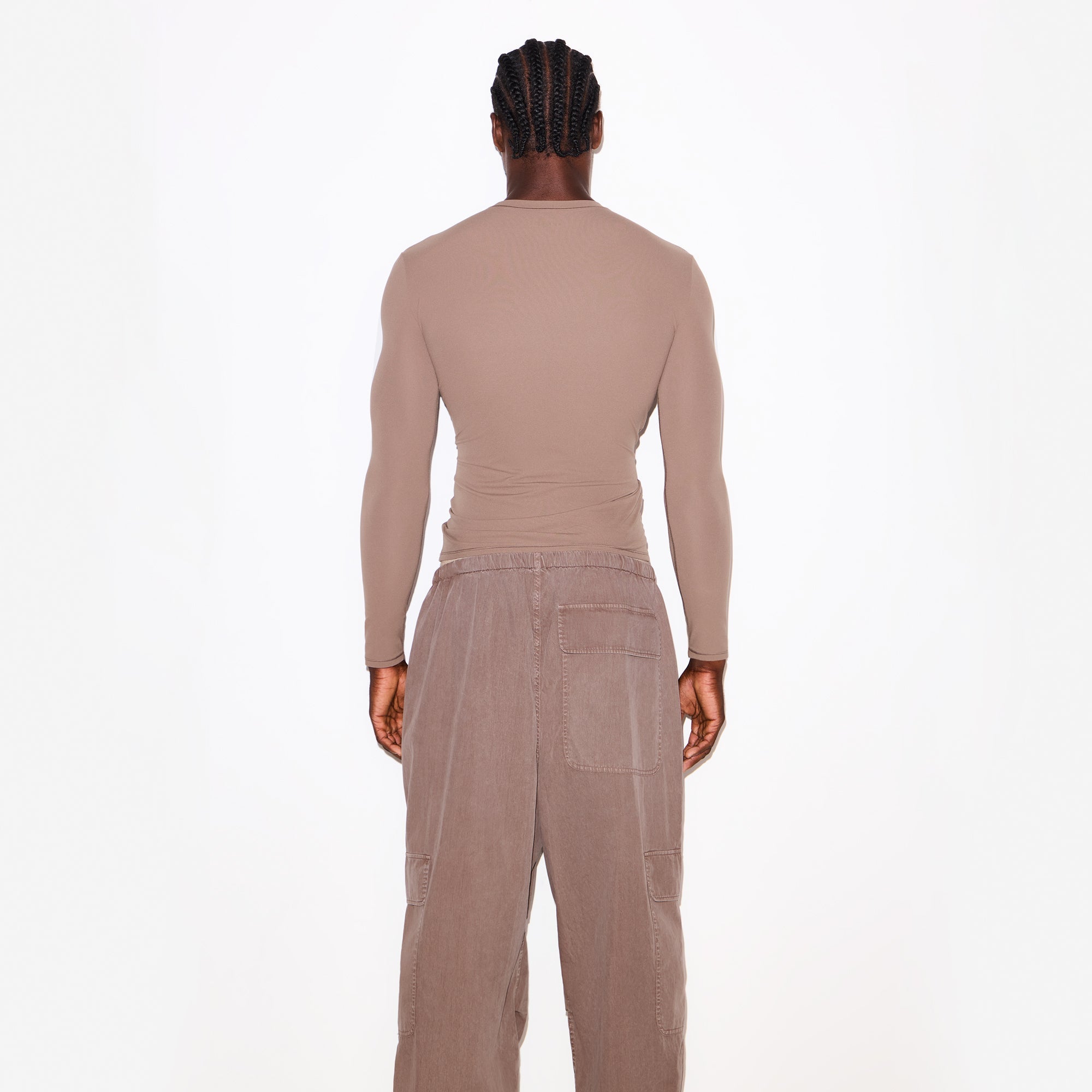 FITS EVERYBODY MENS SLIM LONG SLEEVE T-SHIRT | UMBER ON A MODEL SIDE VIEW @ | FOCUS: 0.0, 1.0, 0.9