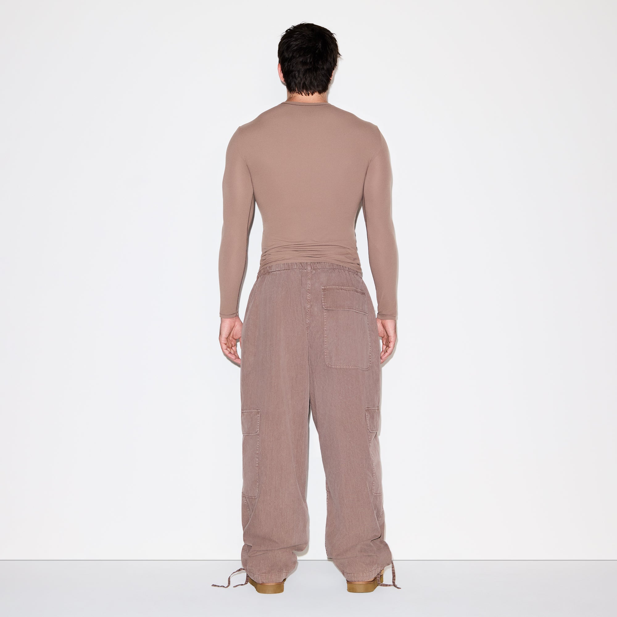 FITS EVERYBODY MENS SLIM LONG SLEEVE T-SHIRT | UMBER ON A MODEL FRONT VIEW @ | FOCUS: 0.0, 1.0, 0.9