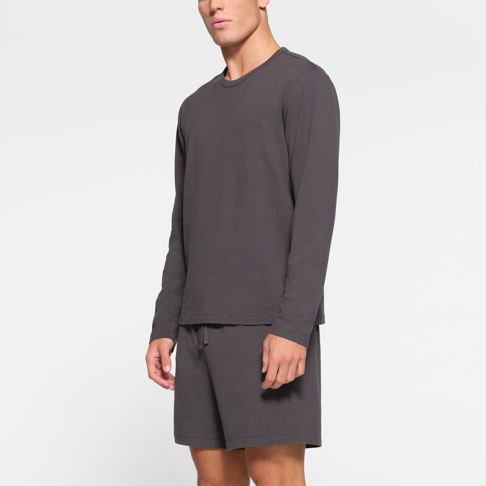LOUNGE JERSEY MENS LONG SLEEVE T-SHIRT | ASH ON A MODEL SIDE VIEW