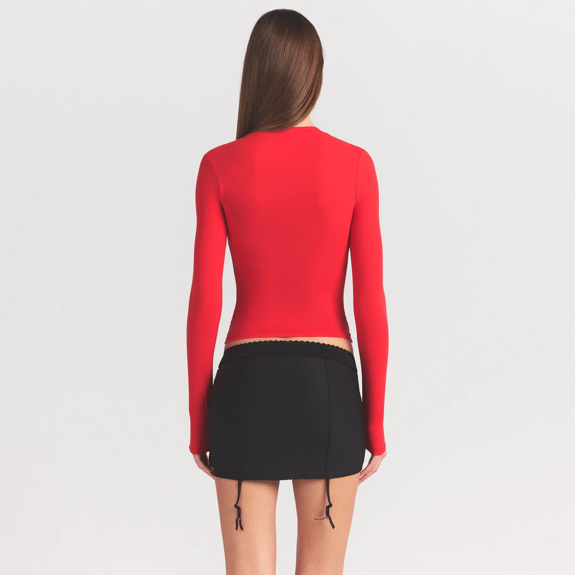 FITS EVERYBODY LONG SLEEVE T-SHIRT | CHERRY ON A MODEL SIDE VIEW @ | FOCUS: 0.0, 1.0, 0.9