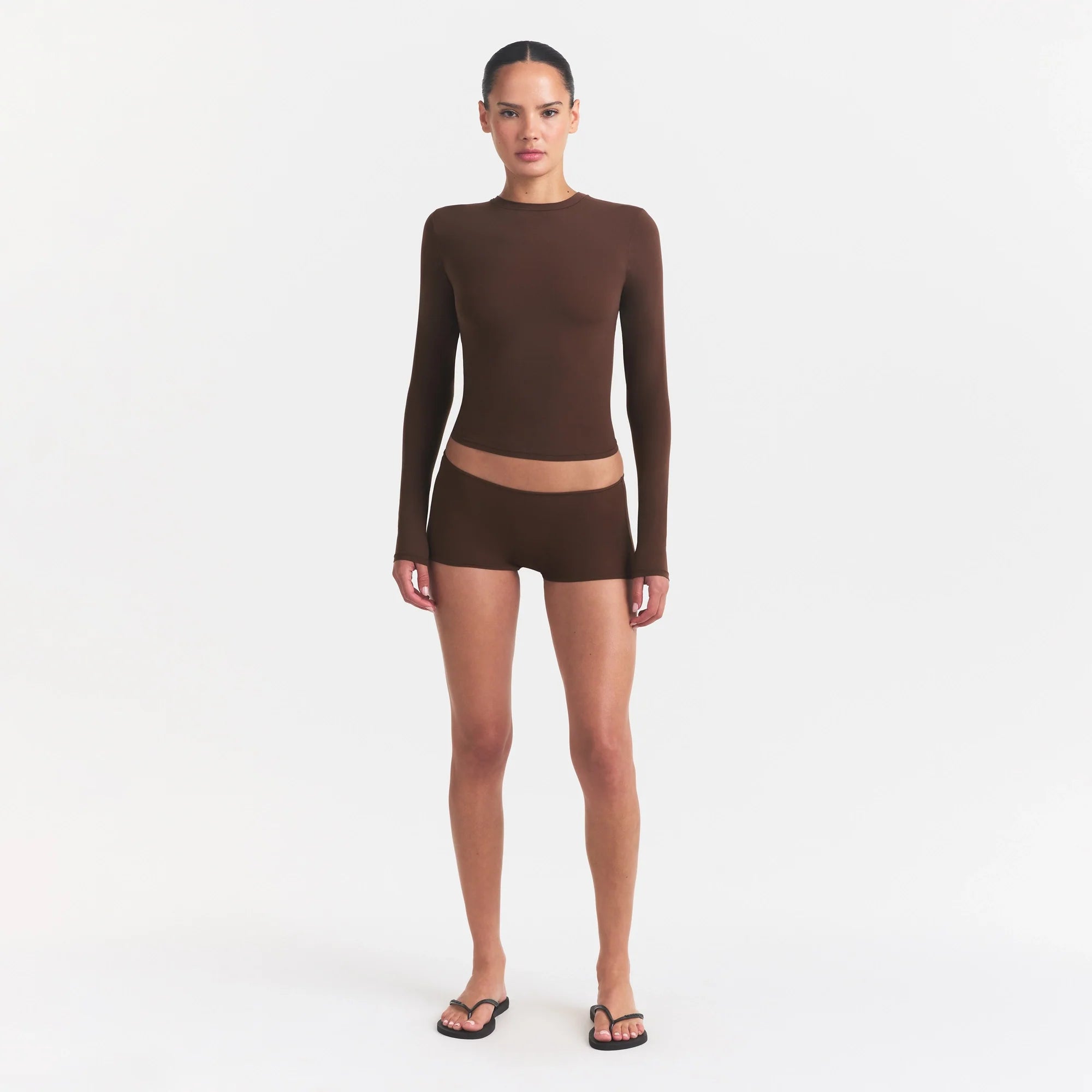FITS EVERYBODY LONG SLEEVE T-SHIRT | COCOA ON A MODEL FRONT VIEW @ | FOCUS: 0.0, 1.0, 0.9