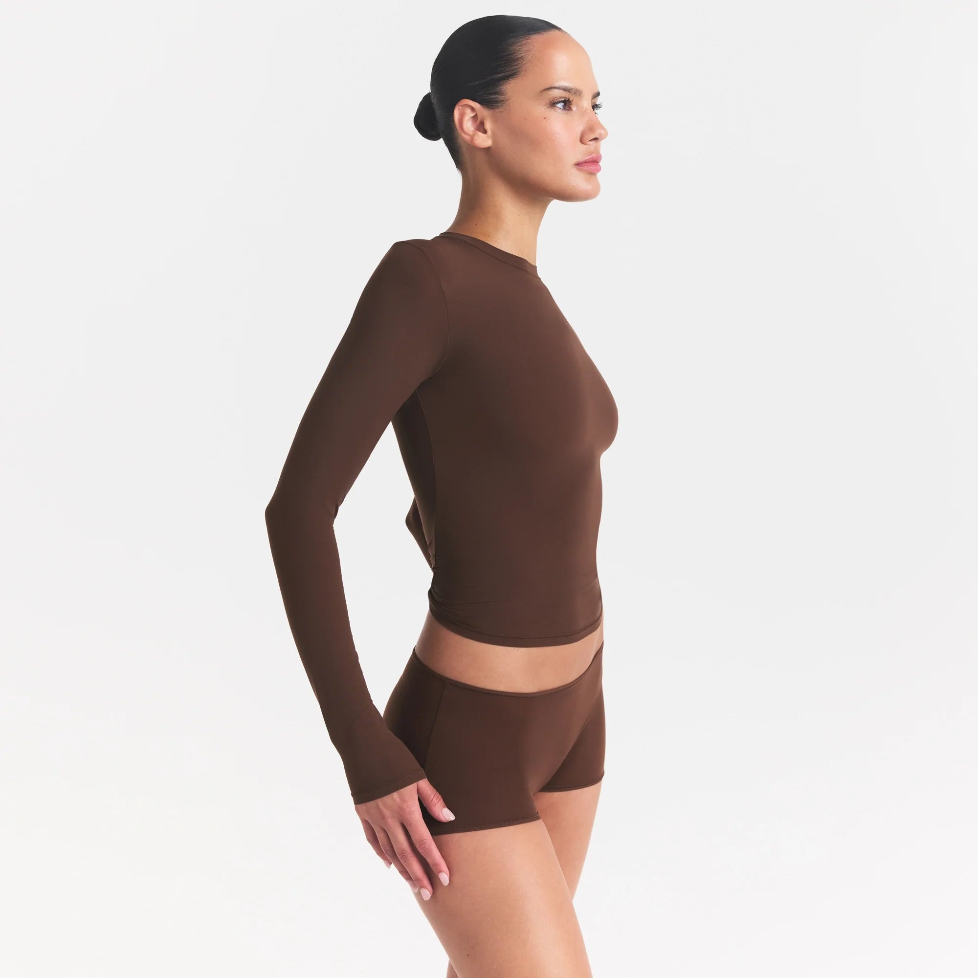 FITS EVERYBODY LONG SLEEVE T-SHIRT | COCOA ON A MODEL SIDE VIEW @ | FOCUS: 0.0, 1.0, 0.9