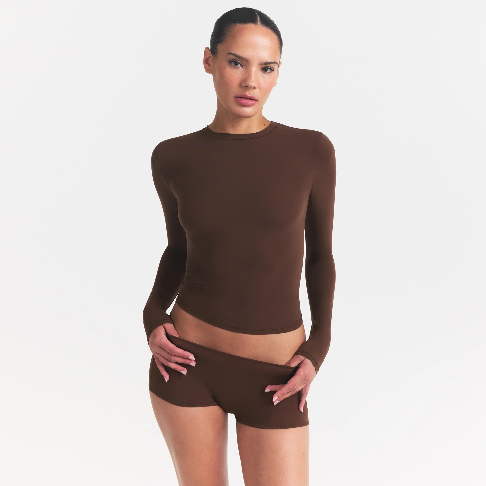 FITS EVERYBODY LONG SLEEVE T-SHIRT | COCOA ON A MODEL SIDE VIEW @ | FOCUS: 0.0, 1.0, 0.9