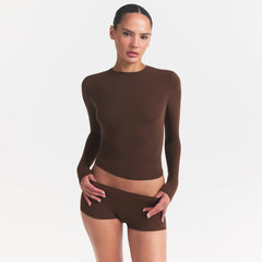 FITS EVERYBODY LONG SLEEVE T-SHIRT | COCOA ON A MODEL SIDE VIEW @ | FOCUS: 0.0, 1.0, 0.9