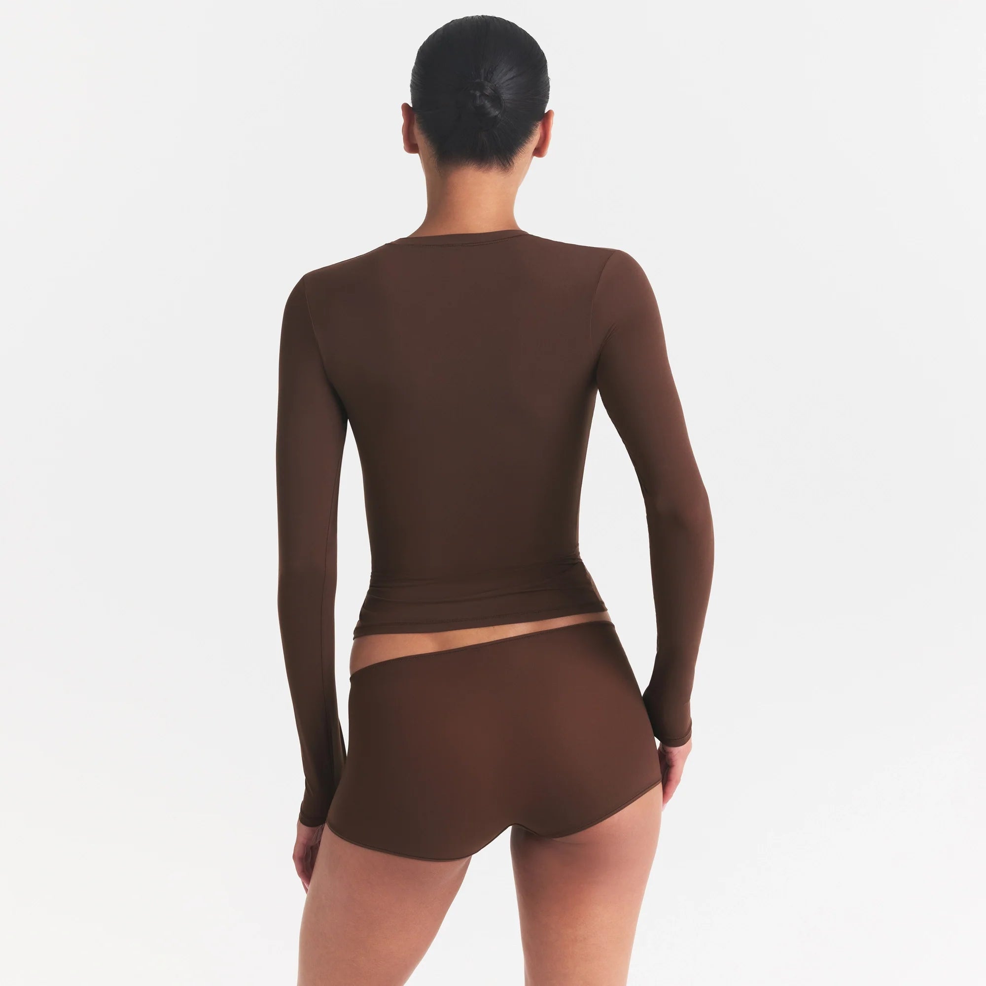 FITS EVERYBODY LONG SLEEVE T-SHIRT | COCOA ON A MODEL SIDE VIEW @ | FOCUS: 0.0, 1.0, 0.9
