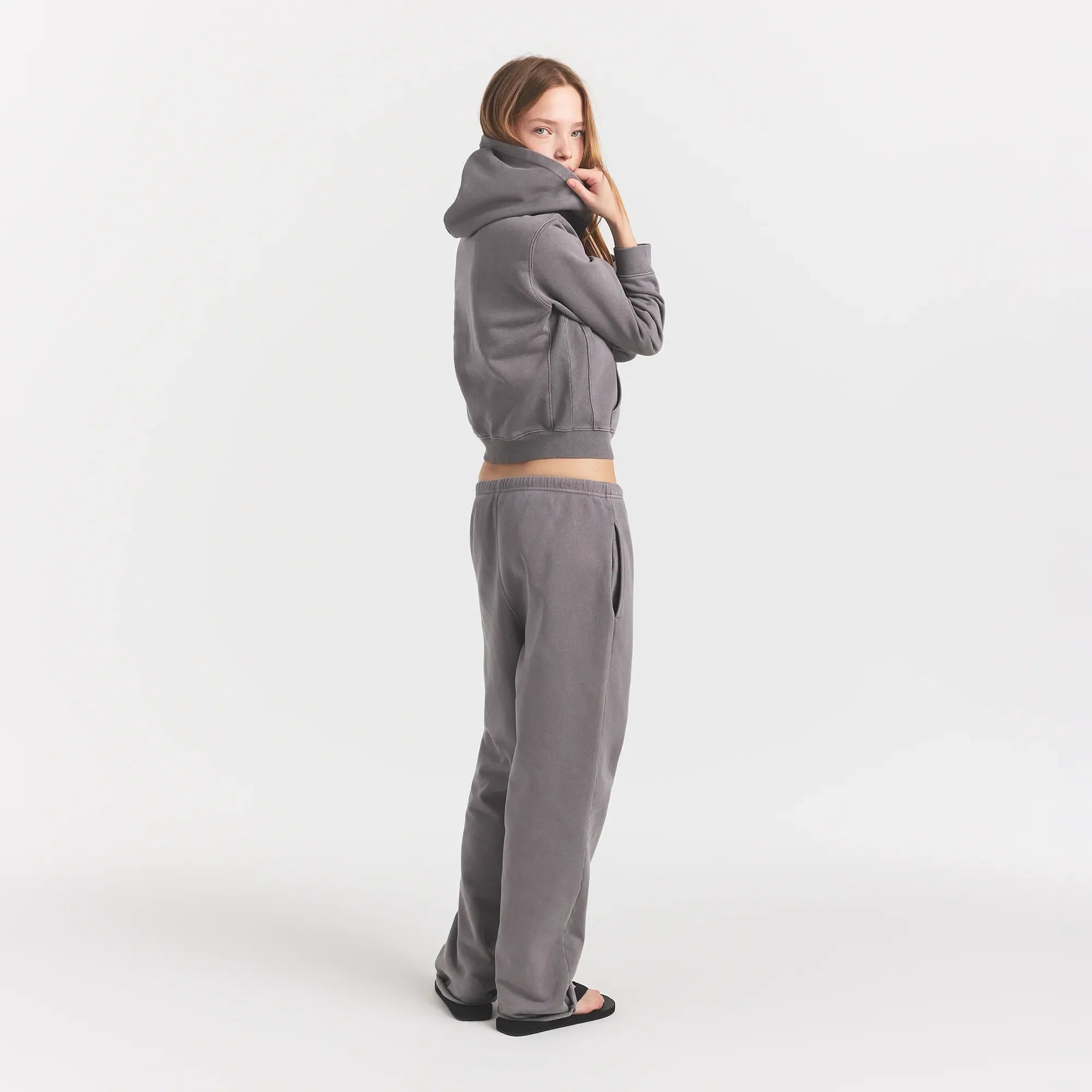 BOYFRIEND FLEECE ZIP UP HOODIE | SHADOW ON A MODEL SIDE VIEW @ | FOCUS: 0.0, 1.0, 0.9