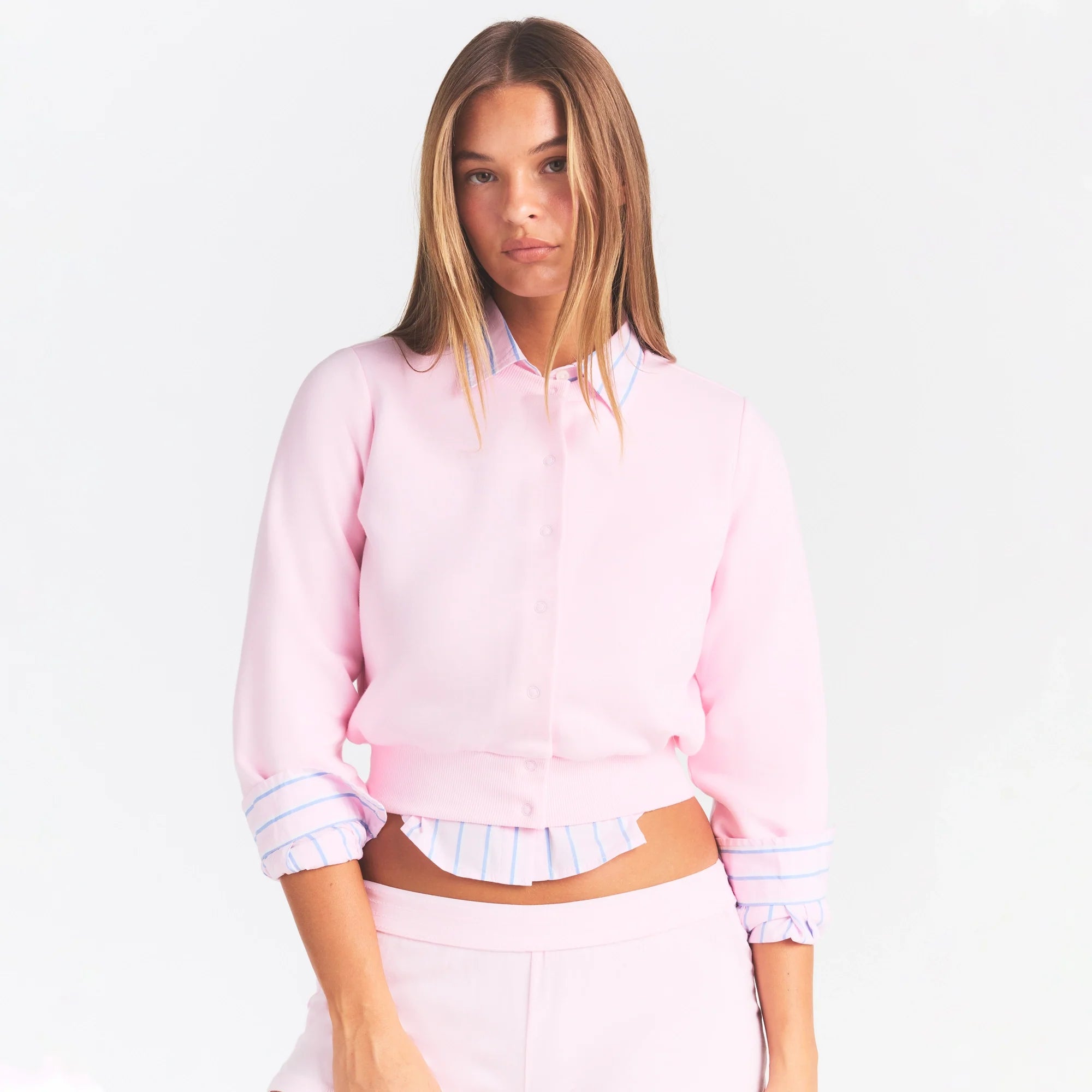 COTTON FLEECE SHRUNKEN CARDIGAN | CHERRY BLOSSOM ON A MODEL SIDE VIEW @ | FOCUS: 0.0, 1.0, 0.9