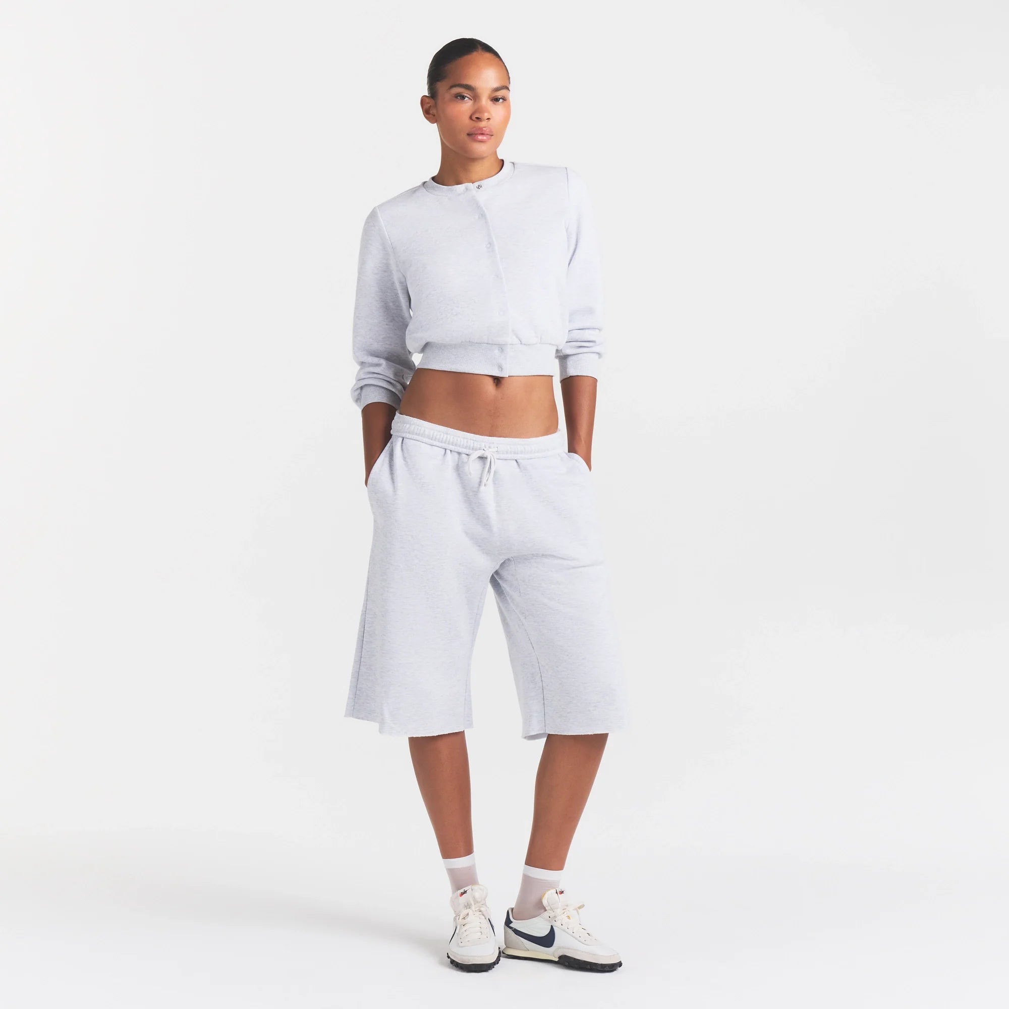 COTTON FLEECE SHRUNKEN CARDIGAN | LIGHT HEATHER GREY ON A MODEL FRONT VIEW @ | FOCUS: 0.0, 1.0, 0.9