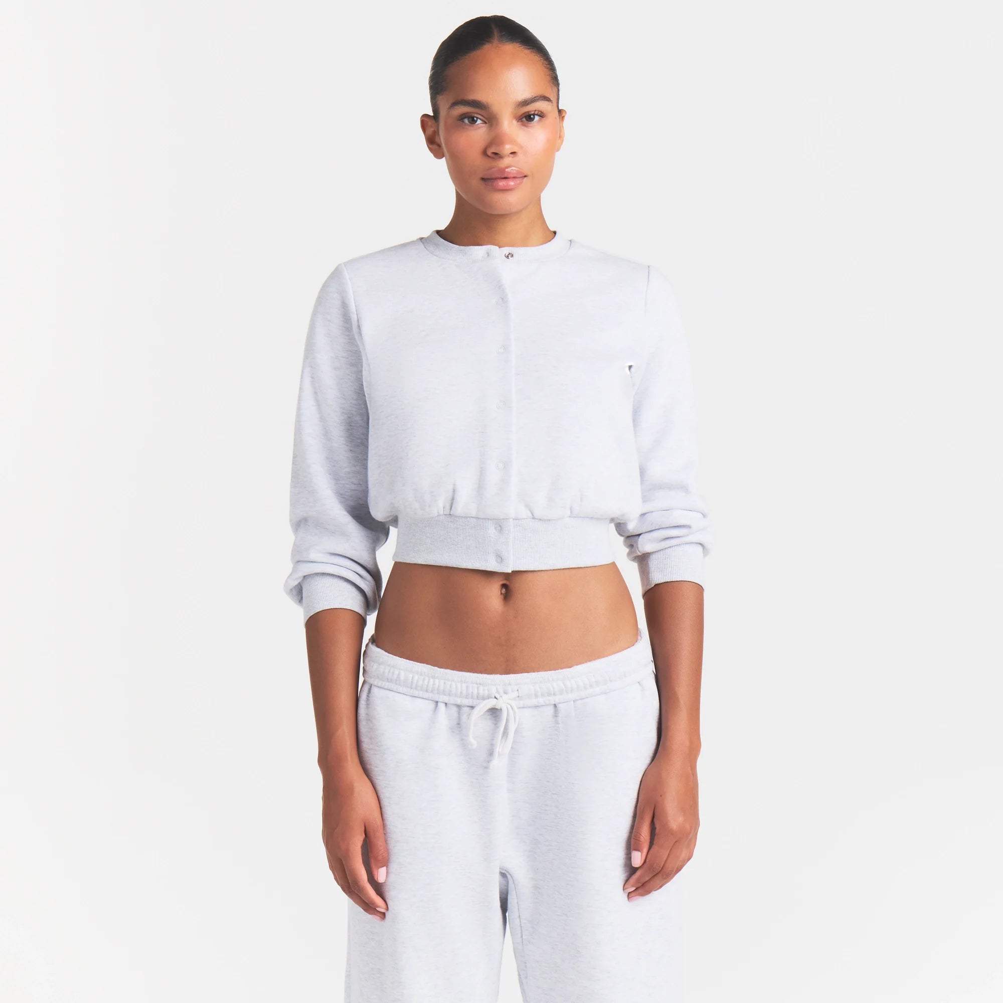 COTTON FLEECE SHRUNKEN CARDIGAN | LIGHT HEATHER GREY ON A MODEL SIDE VIEW @ | FOCUS: 0.0, 1.0, 0.9