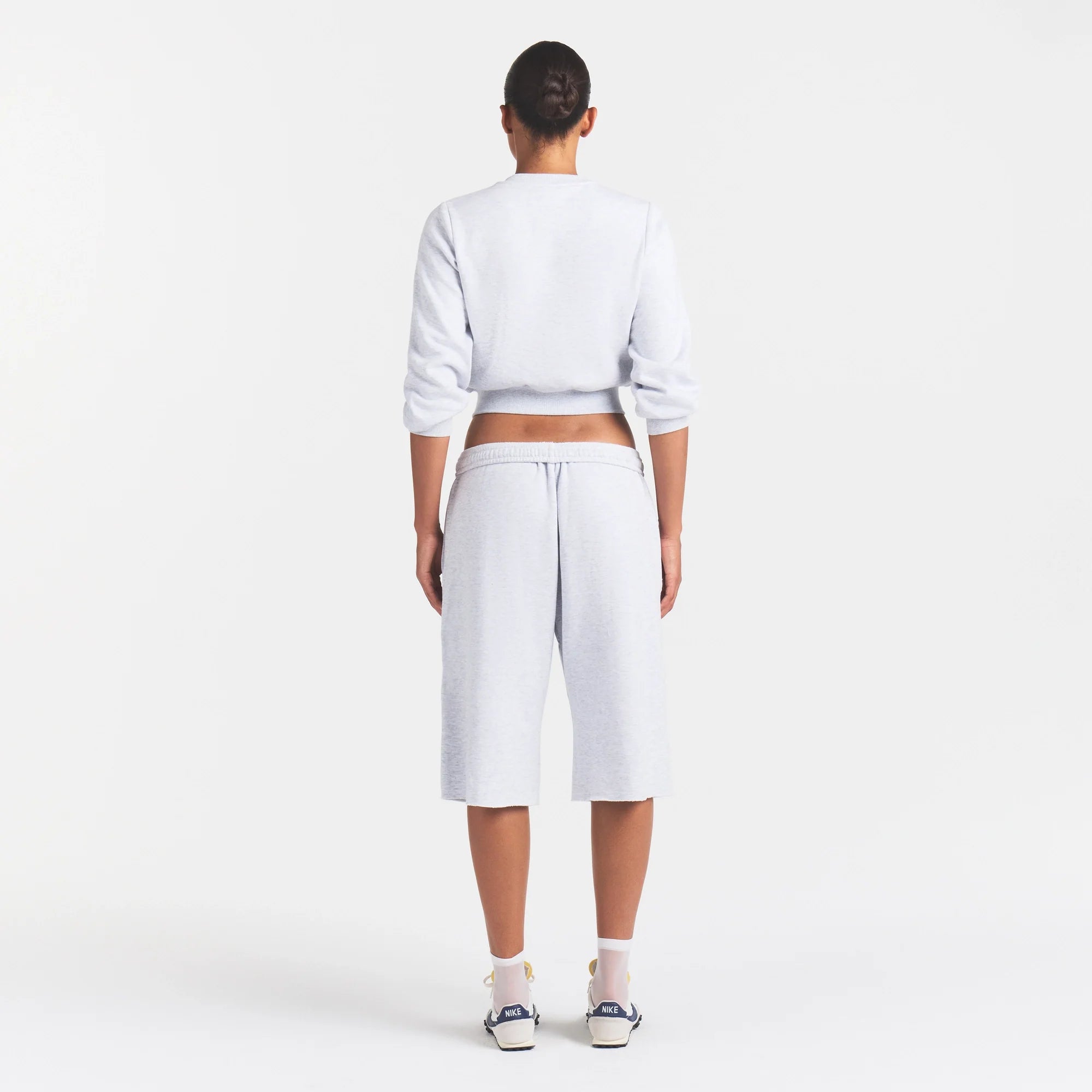 COTTON FLEECE SHRUNKEN CARDIGAN | LIGHT HEATHER GREY ON A MODEL FRONT VIEW @ | FOCUS: 0.0, 1.0, 0.9