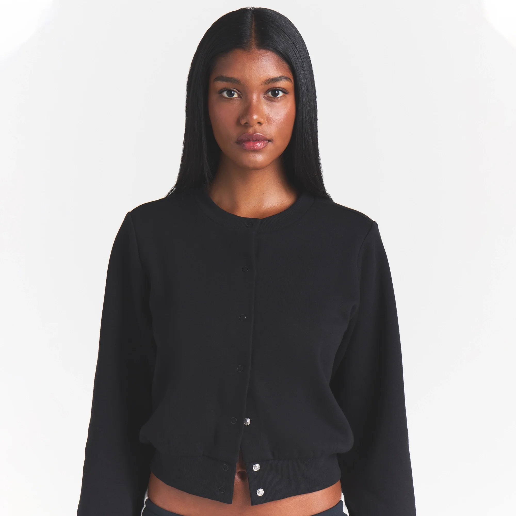 COTTON FLEECE SHRUNKEN CARDIGAN | ONYX ON A MODEL SIDE VIEW @ | FOCUS: 0.0, 1.0, 0.9
