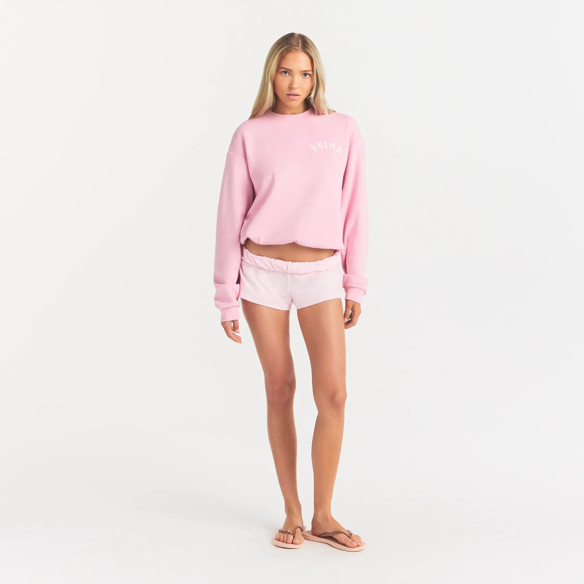 COTTON FLEECE CLASSIC CREWNECK | HALITE WITH SNOW LOGO ON A MODEL FRONT VIEW @ | FOCUS: 0.0, 1.0, 0.9