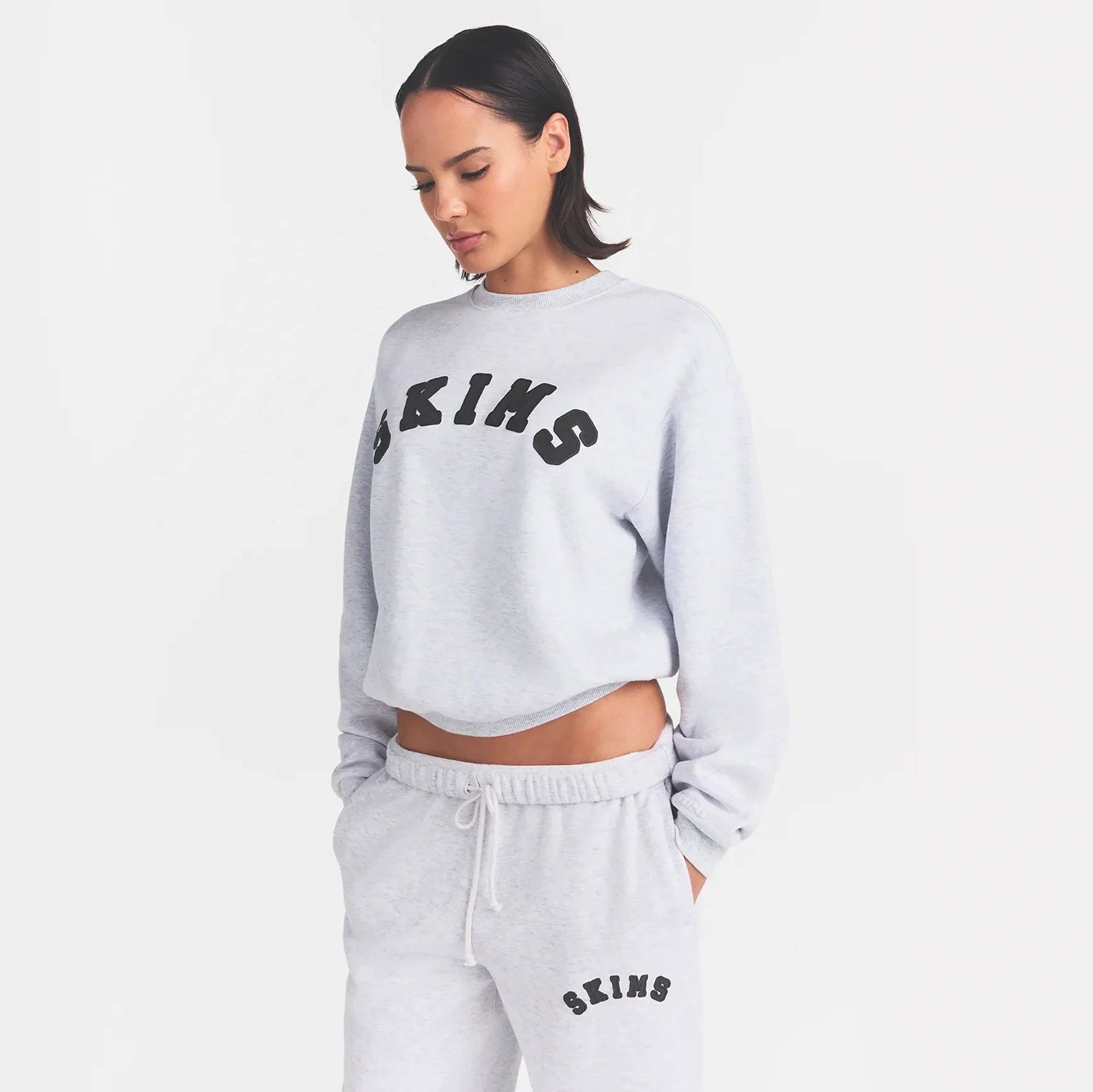 COTTON FLEECE CLASSIC CREWNECK | LIGHT HEATHER GREY WITH ONYX LOGO ON A MODEL SIDE VIEW @ | FOCUS: 0.0, 1.0, 0.9