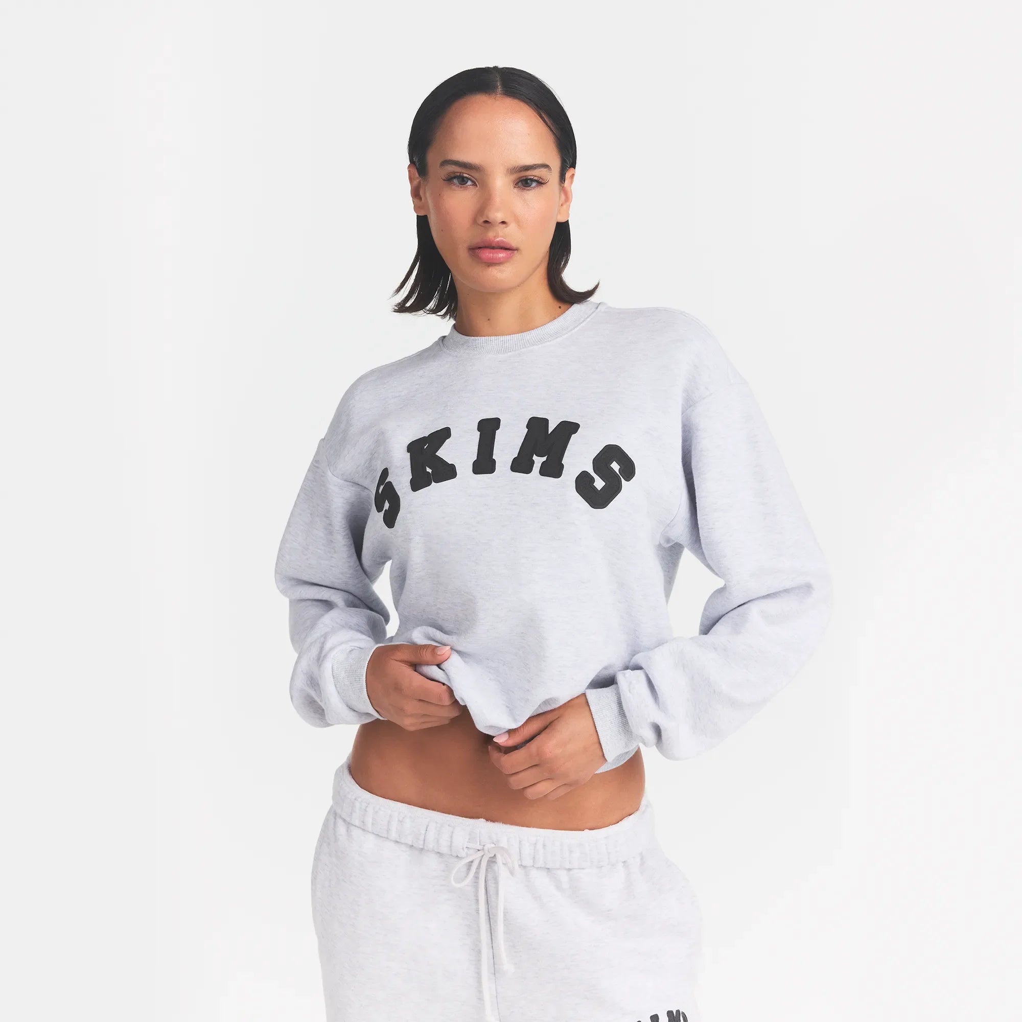 COTTON FLEECE CLASSIC CREWNECK | LIGHT HEATHER GREY WITH ONYX LOGO ON A MODEL FRONT VIEW @ | FOCUS: 0.0, 1.0, 0.9
