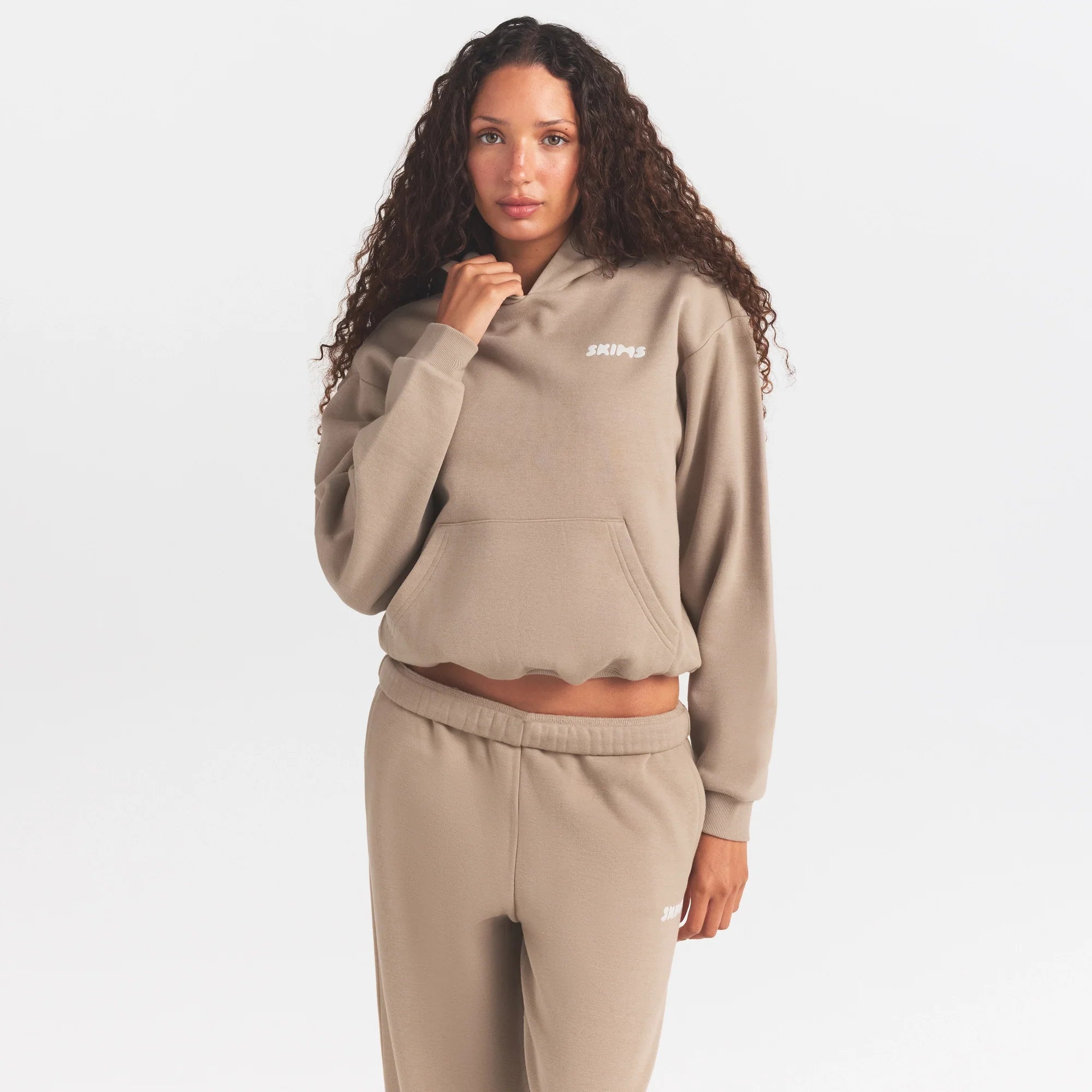 COTTON FLEECE CLASSIC HOODIE | LATTE ON A MODEL SIDE VIEW @ | FOCUS: 0.0, 1.0, 0.9